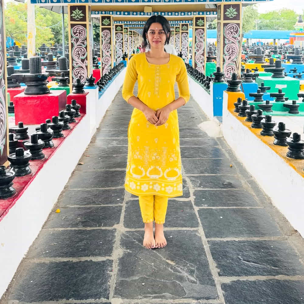 సోషల్ మీడియాలో యాక్టివ్గా ఉంటూ తన ఫొటోలు, వీడియోలతో అభిమానులను అలరిస్తుంది.రెగ్యులర్ గా గ్లామర్ ఫొటోలతో అభిమానులను ఆకట్టుకుంటుంది. తాజాగా ఈ చిన్నది షేర్ చేసిన ఫోటోలు ఇప్పుడు సోషల్ మీడియాను షేక్ చేస్తున్నాయి.