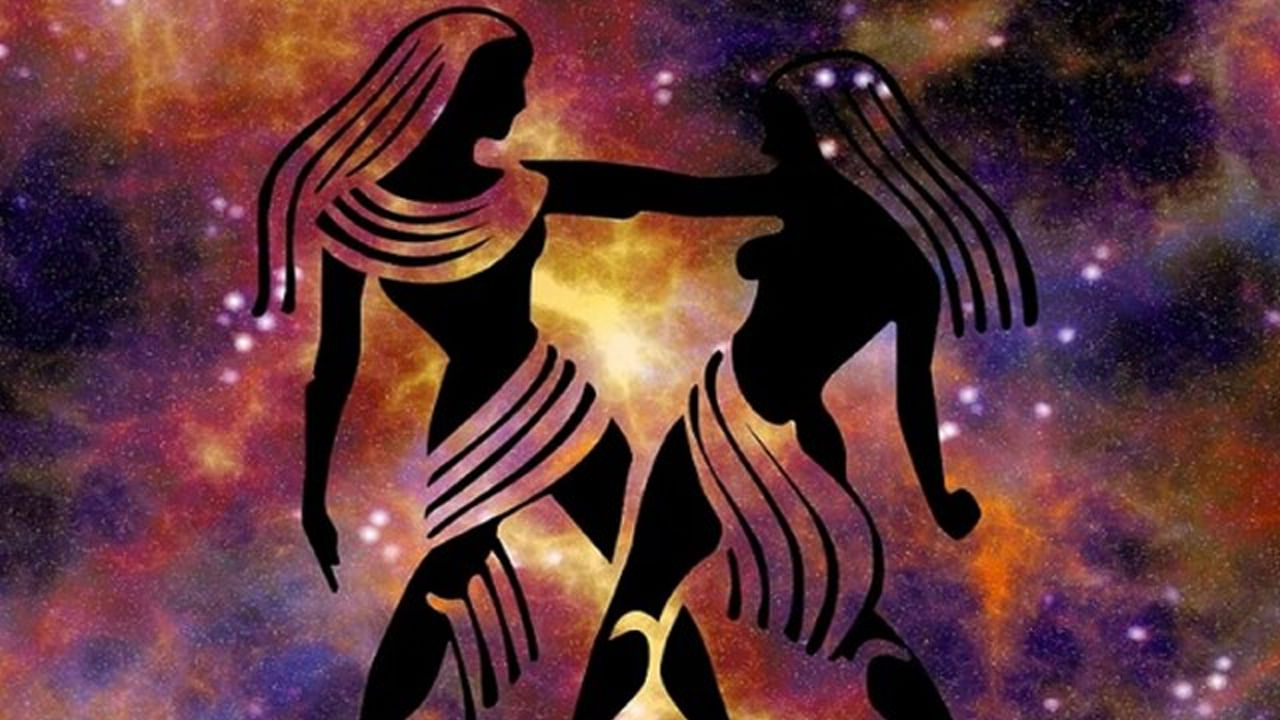 మిథున రాశి: శని నక్షత్ర మార్పు కారణంగా, మిథున రాశి వ్యక్తుల ఆర్థిక పరిస్థితి మెరుగుపడుతుంది. మిథున రాశి విద్యార్థులు శనిదేవుని ఆశీస్సులతో పోటీ పరీక్షలలో మంచి మార్కులు సాధిస్తారు. ఉపాధ్యాయుల పూర్తి మద్దతు పొందుతారు. చాలా కాలంగా కొత్త ఉద్యోగం కోసం చూస్తున్న ఈ రాశి వారికి ఈ కాలంలో వారి కోరిక నెరవేరుతుంది. వారి కెరీర్ ప్రారంభించడానికి అవకాశం లభిస్తుంది. సొంత వ్యాపారం చేసే వారి ఆర్థిక పరిస్థితి మెరుగుపడుతుంది. వ్యాపారంలో మంచి పురోగతి ఉంటుంది.