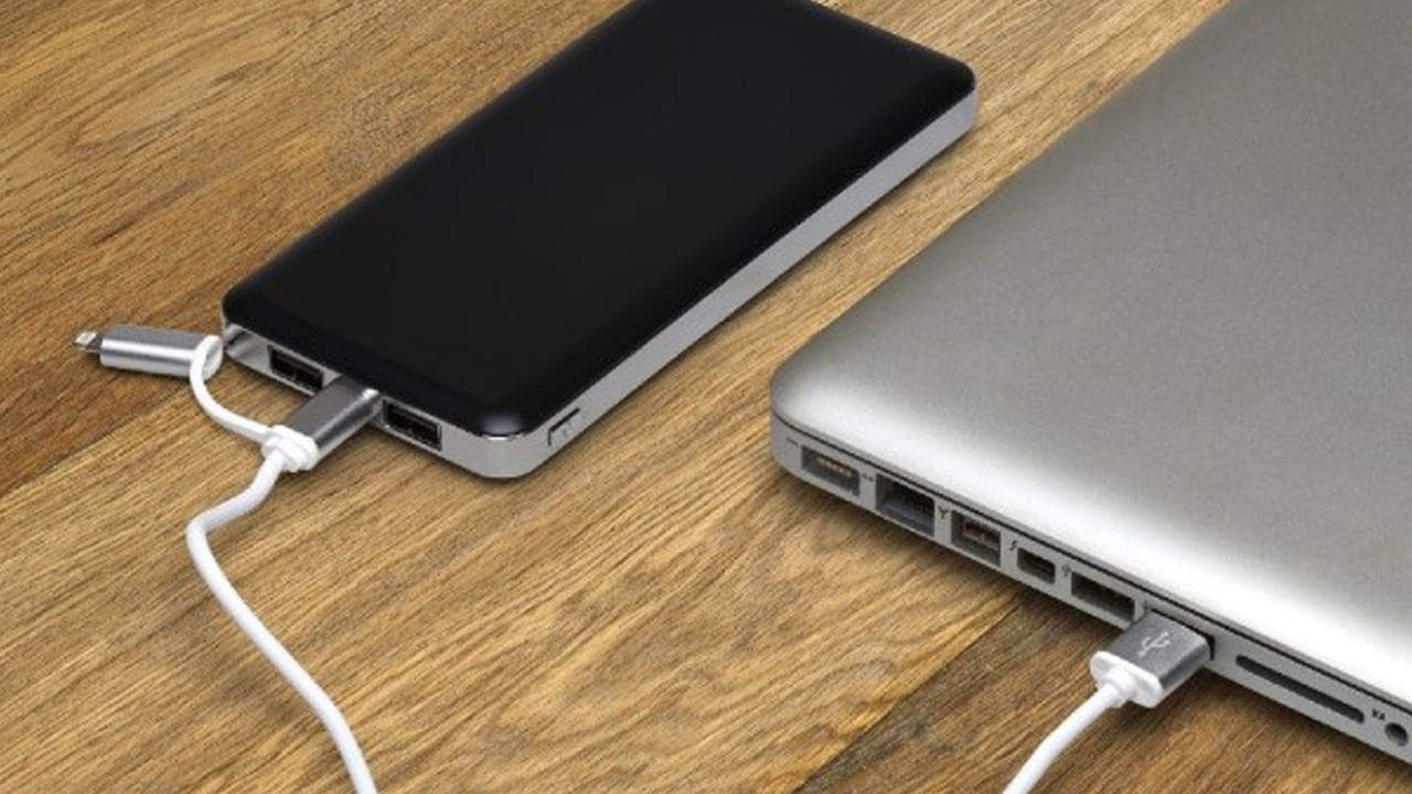 ప్రస్తుతం స్మార్ట్ ఫోన్ లేకుండా ఎవరూ ఉండటం లేదు. చిన్న పిల్లల నుంచి పెద్ద వారి వరకు ప్రతి ఒక్కరూ స్మార్ట్ ఫోన్ వాడుతున్నారు. ఇది ప్రతి వ్యక్తి జీవితంలో ముఖ్య భాగమై పోయింది. ఉదయం లేవగానే స్మార్ట్ ఫోన్ చూడటం మొదలు పెడితే రాత్రిపడుకునే వరకు అది చేతిలోనే ఉంటుంది. అయితే వాస్తు శాస్త్రం ప్రకారం వీటిని సరైన దిశలో ఉంచితేనే, వ్యాపారం, కెరీర్ పరంగా కలిసి వస్తుందంట.