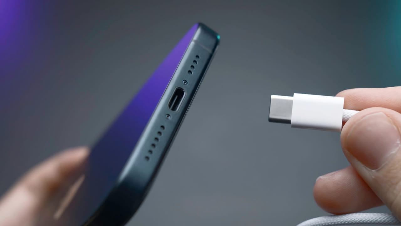 అలాగే, వాస్తు శాస్త్రం ప్రకారం పడుకునే ముందు ఎప్పుడూ ఫోన్ వాడకూడదంట. దీని వలన మానసిక ప్రశాంతత దెబ్బతినడమే కాకుండా, అనేక అనారోగ్య సమస్యలు దరి చేసే అవకాశం ఉందంట. అందుకే నిద్రపోవడానికి 30 నిమిషాల ముందు స్మార్ట్ ఫోన్ వాడకం తగ్గించాలంట.