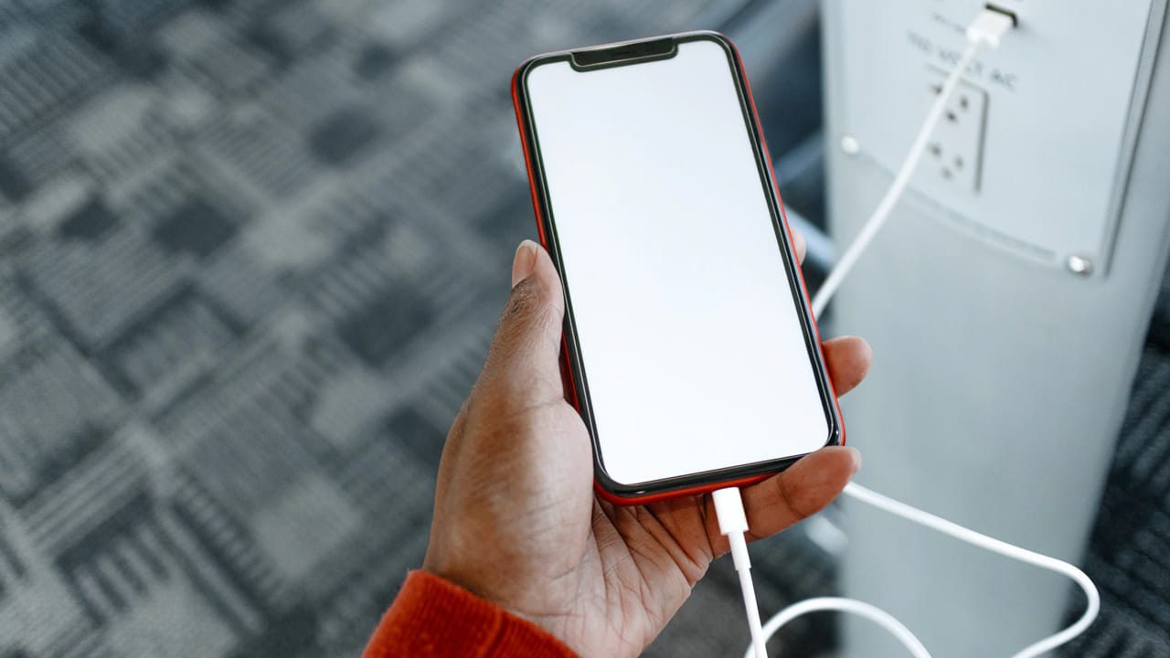 జ్యోతిష్య శాస్త్రంలో వాస్తు శాస్త్రానికి చాలా ప్రాముఖ్యత ఉంటుంది. ప్రతి విషయంలోనూ తప్పనిసరిగా వాస్తు నియమాలు పాటించాలని చెబుతుంటారు పండితులు. చాలా వరకు ఇంటి నిర్మాణం, ఏ వస్తువలను ఏ దిశలో పెట్టాలి అనే విషయంలో మాత్రమే వాస్తు టిప్స్ పాటిస్తారు. కానీ మీరు ప్రతి రోజు మొబైల్ ఛార్జింగ్ పెట్టే సమయంలో కూడా తప్పక వాస్తు టిప్స్ పాటించాలంట.కాగా, ఇప్పుడు దాని గురించే వివరంగా తెలుసుకుందాం