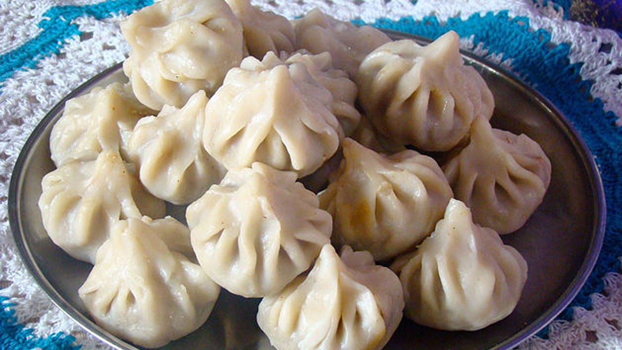 మోదక్: మోదక్ కూడా పెట్టవచ్చు. దీనికి కావాల్సిన పదార్థాలు : బియ్యపు పిండి : ఒక కప్పు, నెయ్యి : 3 టీస్పూన్స్, బెల్లం తురుము : ఒక కప్పు, కొబ్బరి తురుము : 2 కప్పులు, యాలకులు : 3,ఉప్పు : చిటికెడు. ముందుగా కడాయిలో నెయ్యి, బెల్లం, కొబ్బరి తురుము వేసి కాలుతూ అవసరమైతే కొద్దిగా నీళ్లు పోసి అందులో యాలకులు వేసి రెండు నిమిషాలు ఉంచి దించేయాలి. తర్వాత ఒక గిన్నెలో నీళ్లు పోసి మరిగించి దానిలో ఉప్పు, నెయ్యి వేసి కాసేపు ఉంచి దించి చల్లారక ముందే బియ్యం పిండి వేసి ఉండలు కట్టకుండా పూరీ పిండిలా కలుపుకోని దీన్ని చిన్న ఉండలుగా చేసి పెట్టుకోవాలి. వీటిని చిన్న దొప్పలా చేసుకోని దీంట్లో బెల్లం మిశ్రమాన్ని ఉంచి మళ్లీ బంతిలా లేదా మనకు నచ్చిన రీతిలో ముడుచుకోవచ్చు. తర్వాత ఇడ్లీ పాత్రలో ఒక గుడ్డ వేసి సిద్ధం చేసిన మోదక్లను సుమారు పది నిమిషాల పాటు ఆవిరి ఉడికించి గణపయ్యకు నైవేద్యంగా పెట్టాలి.