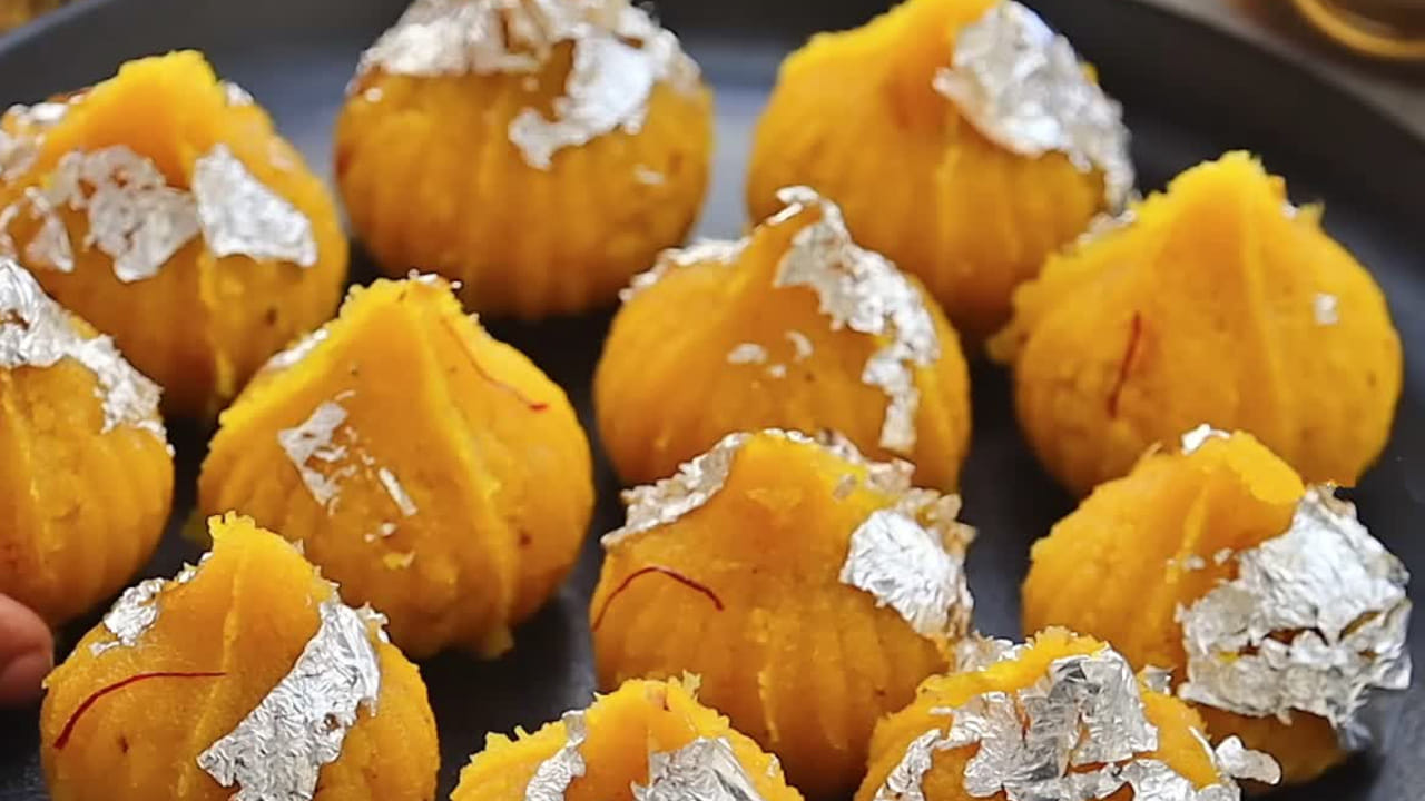 మలై మోదకాలు : వీటిని పాలు,కుంకుమ పువ్వు, పంచదార, యాలకుల పొడి, నెయ్యి, బాదం పలుకులతో రెడీ చేస్తారు. గిన్నెలో పాలు తీసుకొని అవి బాగా వేడి చేయాలి. తర్వాత అందులో నుంచి 125 ఎమ్ ఎల్ పాలను తీసుకొని అందులో  కొంచెం కుంకుమ పువ్వు  వేసి పక్కన పెట్టుకోవాలి. ఆ తర్వాత స్టవ్ మీద మరిగే పాలు, మీగడలా వచ్చే వరకు కలుపుతూ ఉండాలి. తర్వాత వాటిలో ముందుగా కలిపి పెట్టుకున్న కుంకుమ పువ్వు పాలు యాడ్ చేయాలి. ఆ తర్వాత రుచికి సరిపడ చక్కెర, యాలకుల పొడి వేసి మళ్లీ  వేడి చేసుకుంటూ ఉండాలి. దీంతో అవి కోవాలా తయారు అవుతాయి. తర్వా నెయ్యి వేసి మిశ్రమం మొత్తం దగ్గరగా వచ్చే వరకు కలపాలి, అది పిండిలా తయారై చాలా దగ్గరకు వస్తుంది. అప్పుడు దానిని వేరే ప్లేట్ లోకి తీసుకొని చల్లారనివ్వాలి. దీంతో దానిని మోదకాలుగా చేసుకోవాలి.