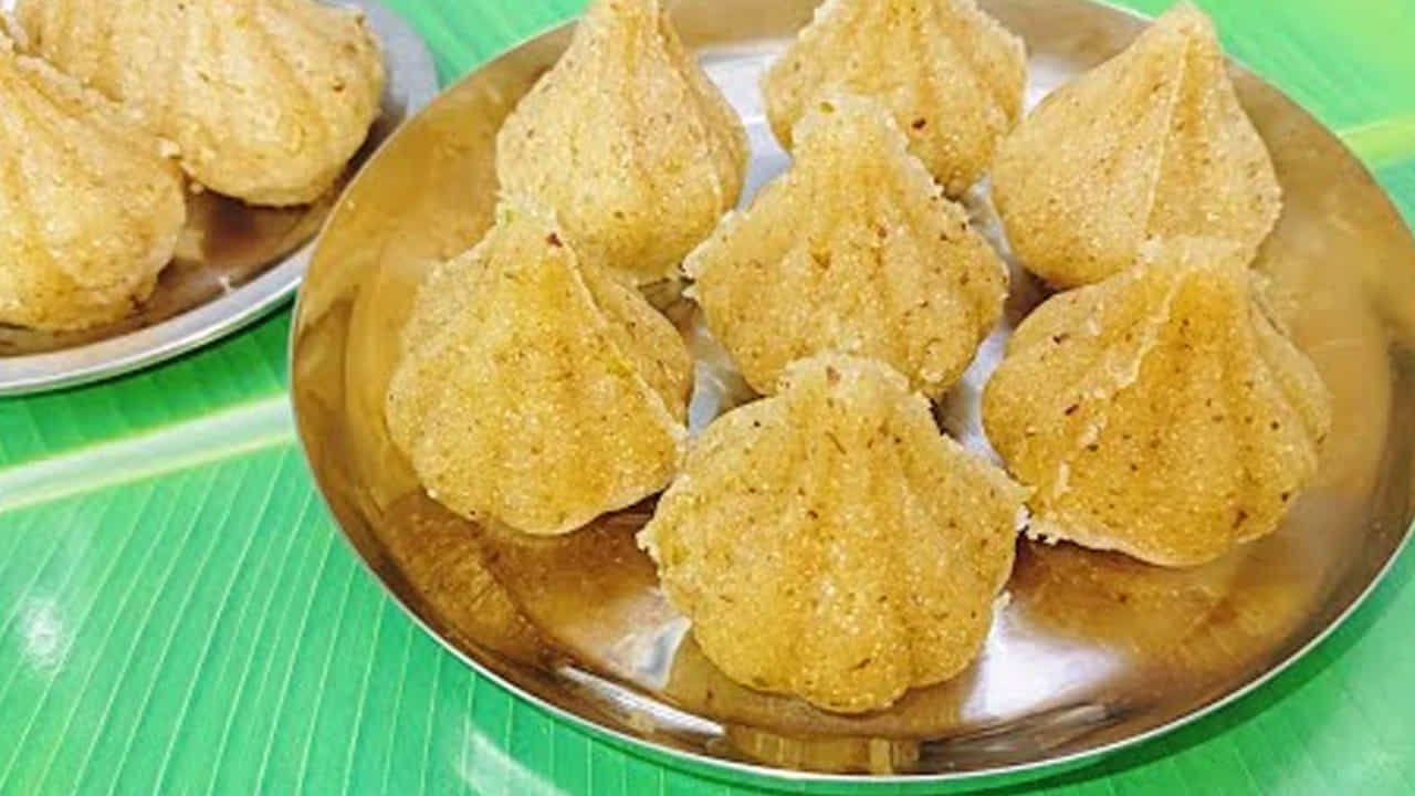 నువ్వుల మోదకాలు : దీనిని బెల్లం, నువ్వులతో చేస్తారు. దీని కోసం నువ్వులను, బెల్లం, యాలకులు పొడి , కొబ్బరి తురుము వీటన్నింటిని కలిపి పూరణను తయారు చేస్తారు. తర్వాత కొద్దిగా బియ్యం పిండిని తీసుకొని చిన్నపాటి రోటీలా చేస్తారు. తర్వాత వాటి మధ్యలో పూరణను నింపి మోదక్ ఆకారంలో మలుస్తారు. తర్వాత వీటిని ఆవిరిపై ఉడకబెడతారు. అంతే నువ్వుల మోదక్ రెడీ.