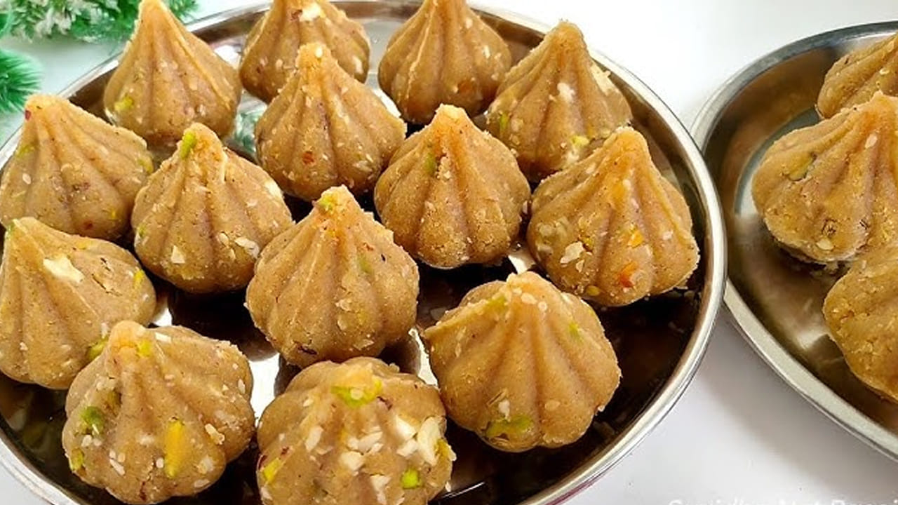 పోహా మోదకాలు :  ఇది కర్ణాటక స్పెషల్ మోదక్ అంటారు. దీనిని బెల్లం, నెయ్యి, పోహా, యాలకుల పొడి జీడిపప్పుతో తయారు చేస్తారు. అంతే కాకుండా దీని టేస్ట్ కూడా చాలా అద్భుతంగా ఉంటుందంట. మరి మీరు కూడా ఈ రకం మోదకాలను ట్రై చేయండి.