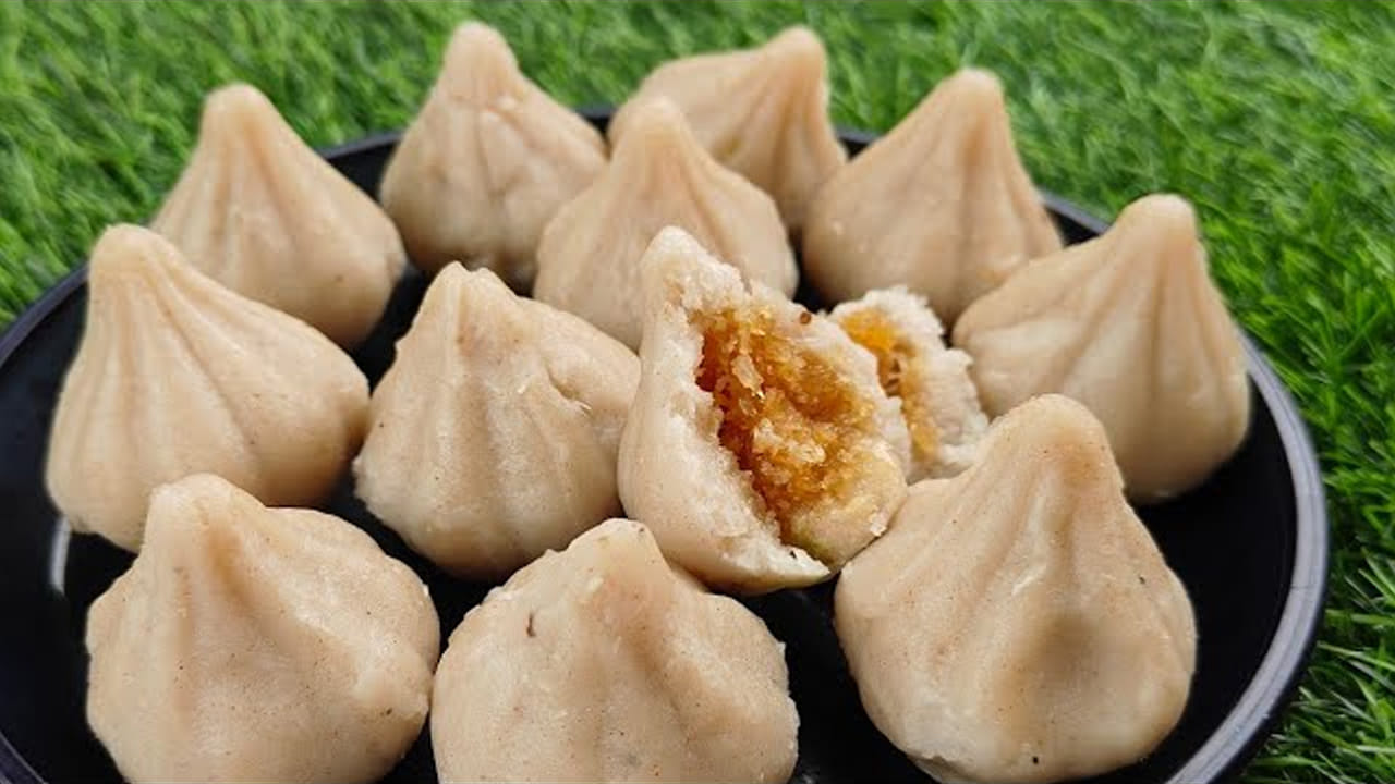 ఉకడిచే మోదక్ : దీనిని మహారాష్ట్రా సాంప్రదాయ మోదక వంటకం. దీనిని బియ్యం పిండి, కొబ్బరి తురుము, బెల్లం మిశ్రమంతో తయారు చేస్తారు. దీనిని పూర్తిగా ఉడికించి తింటారు. అలాగే ఈ మొదకాలు చాలా టేస్టీగా ఉంటాయంట.