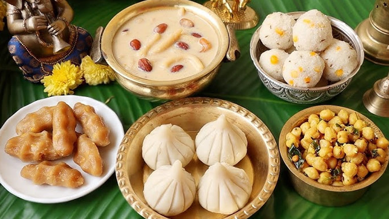 చాక్లెట్ మోదక్ : చాక్లెట్ మోదకం చాలా మందికి ఇష్టం. దీనిని బియ్యం పిండి, చాక్లెట్, డ్రై ఫ్రూట్స్‌తో తయారు చేస్తారు. చిన్న పిల్లల నుంచి పెద్ద వారి వరకు చాలా మంది దీనిని ఇష్టంగా తింటారు.