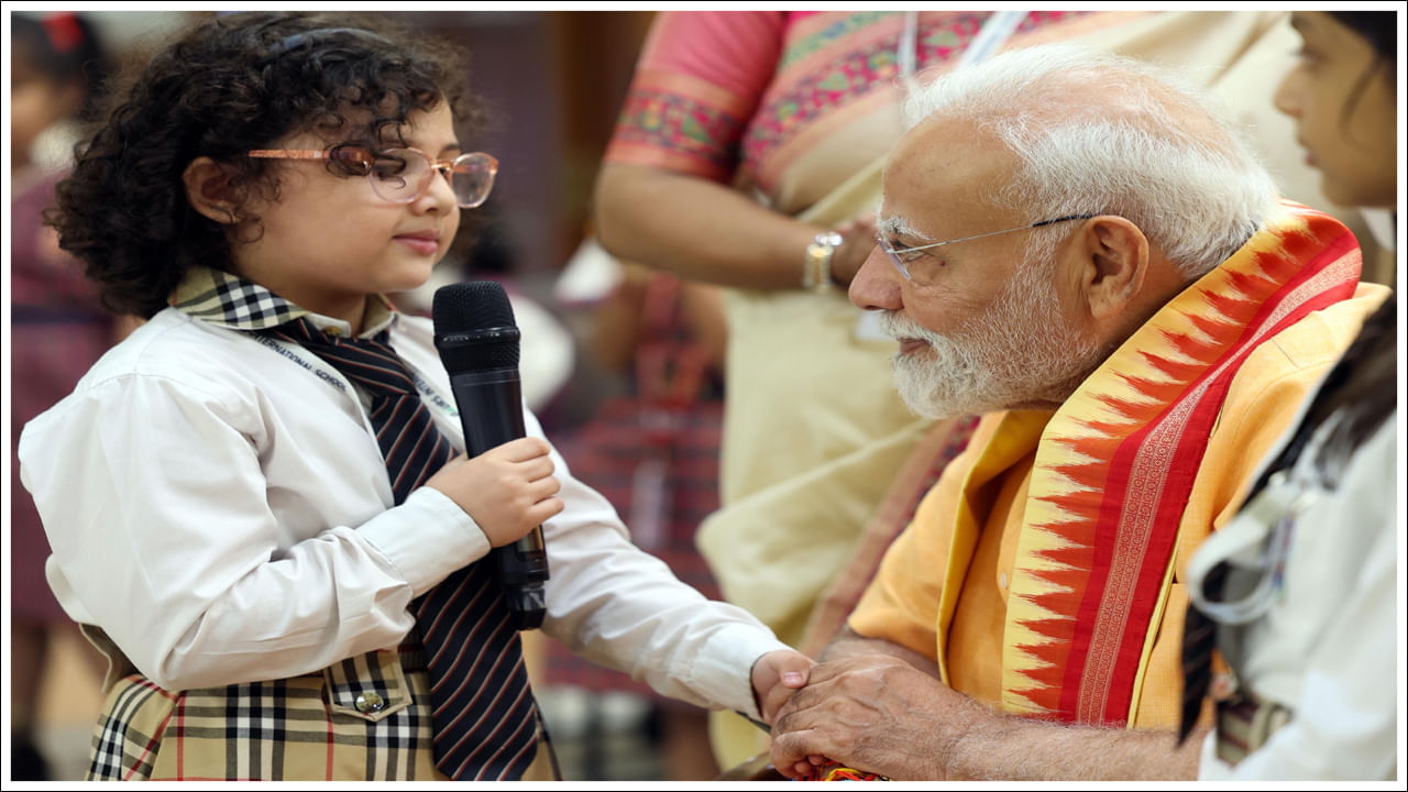 సోదరులు కూడా తమ సోదరిని జీవితాంతం రక్షిస్తూ, అండగా ఉంటానని హామీ ఇస్తారు. అయితే చాలా మంది తోడబుట్టిన వారికి మాత్రమే కాకుండా.. సోదరభావంతో మెలిగే వారికి కూడా రక్షాబంధన్ రోజున రాఖీ కడతారు. మోదీకి పిల్లలు రాఖీ కట్టి శుభాకాంక్షలు తెలిపారు.