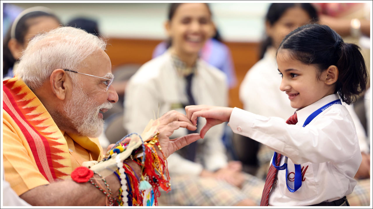 ప్రధాన మంత్రి నరేంద్ర మోదీకి ఏటా చాలా మంది మహిళలు, రాజకీయ నాయకులు, స్కూల్ పిల్లలు కూడా రాఖీలు కడుతూ ఉంటారు.