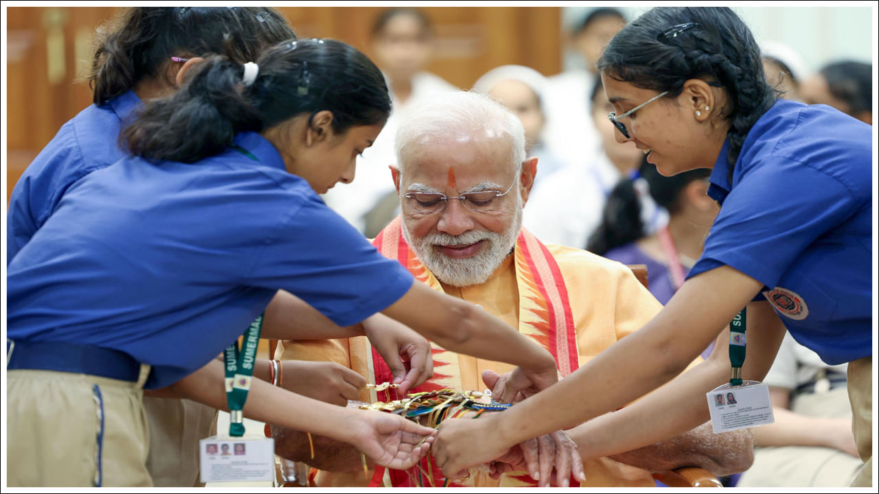 Raksha Bandhan: రాఖీ పండగ వచ్చిందంటే చాలు.. దేశవ్యాప్తంగా హిందూ మహిళలు తమ సోదరులకు రాఖీలు కడతారు. అన్నాచెల్లెళ్లు, అక్కా తమ్ముళ్ల మధ్య ప్రేమ, అనుబంధాలను కలగలిపేదే రక్షా బంధన్. అక్క లేదా చెల్లెలు.. తమ సోదరులకు రాఖీ కట్టి.. వారి క్షేమాన్ని, విజయాన్ని కోరుకుంటుంది. ఢిల్లీలోని తన అధికారిక నివాసంలో రక్షా బంధన్ సందర్భంగా పిల్లలు మోడీకి రాఖీలు కట్టారు.