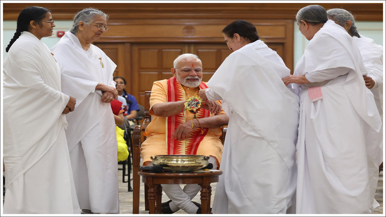 తన నివాసంలో ప్రధాని నరేంద్ర మోదీకి బ్రహ్మకుమారిలు రాఖీలు కట్టి మోదీకి శుభాకాంక్షలు తెలిపారు. దీంతో వారికి మోదీ పండగ శుభాకాంక్షలు తెలియజేశారు. అందరి మధ్య పండగ జరుపుకోవడం సంతోషంగా ఉందన్నారు.