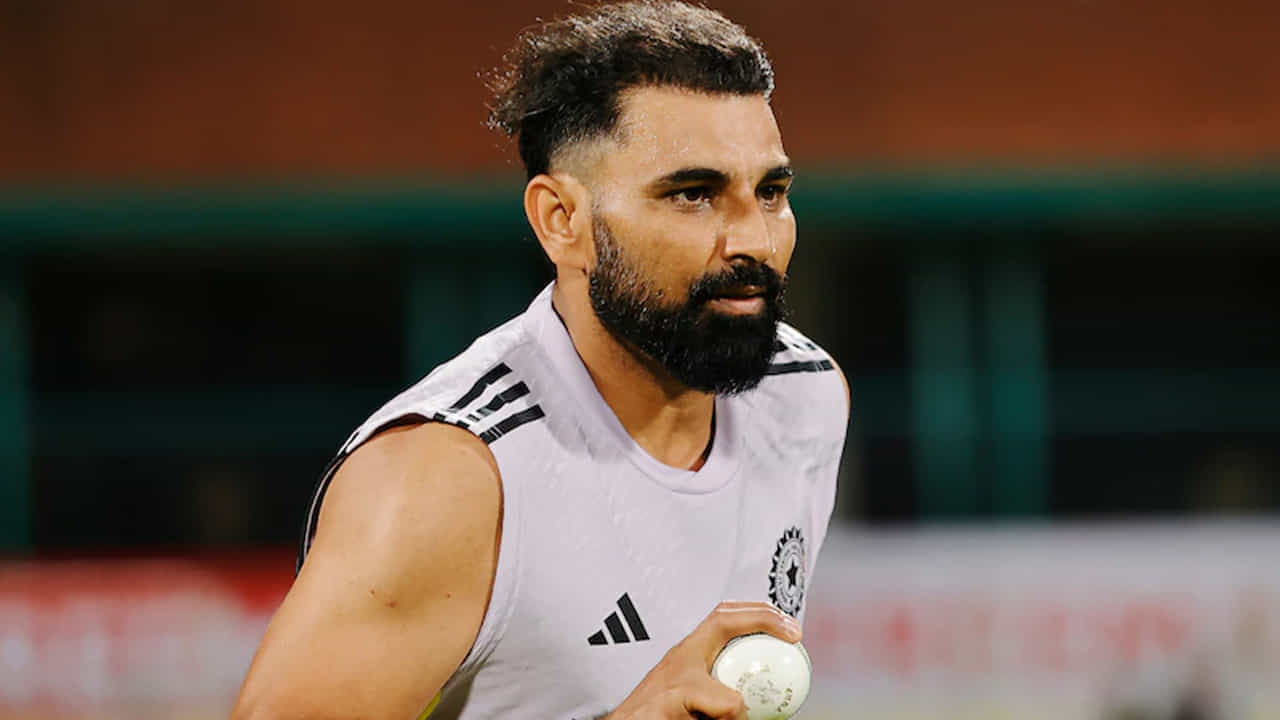 3. మొహమ్మద్ షమీ: టీమిండియా అత్యంత విజయవంతమైన ఫాస్ట్ బౌలర్లలో ఒకరిగా పేరుగాంచిన మహ్మద్ షమీ 64 టెస్టులు, 108 వన్డేలు, 25 టీ20 మ్యాచ్లు ఆడాడు. అతను చివరిసారిగా జూన్ 2023లో టెస్ట్ క్రికెట్ ఆడాడు. ఫిట్నెస్ సమస్యల కారణంగా అతను ఇంగ్లాండ్తో జరిగిన కీలక టెస్ట్ సిరీస్కు దూరంగా ఉన్నాడు. 34 సంవత్సరాల వయస్సులో, షమీ తన కెరీర్ను కొనసాగించడం సవాలుగా మారింది.