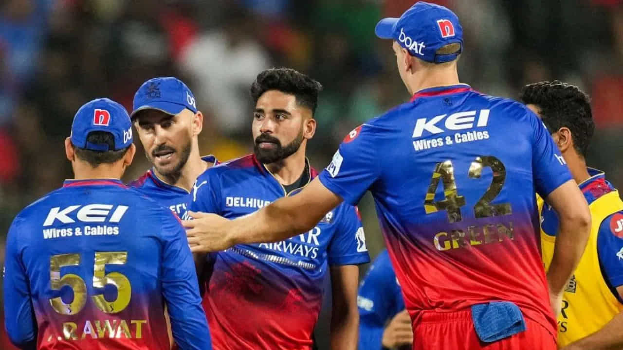 "మేం మహమ్మద్ సిరాజ్ను జట్టులో ఉంచి ఉంటే, వేలంలో భువనేశ్వర్ను కొనుగోలు చేయడం కష్టమయ్యేది. ఎందుకంటే, వేలంలో బడ్జెట్, ఆటగాళ్ల ప్రాధాన్యతలను సమతుల్యం చేసుకోవడం అవసరం" అని బోబాట్ స్పష్టం చేశాడు.