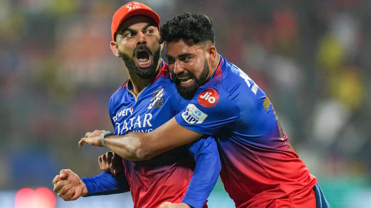 కానీ, వేలం సమయంలో, సిరాజ్ను తిరిగి జట్టులోకి తీసుకునే ప్రయత్నం ఆర్సీబీ చేయలేదు. ఇది జట్టు అభిమానుల ఆగ్రహానికి దారితీసింది. ఇది మాత్రమే కాదు, ఆర్సీబీ జట్టు నుంచి తొలగించిన సిరాజ్ గుజరాత్ జట్టులో చేరి అద్భుతంగా ప్రదర్శన ఇచ్చాడు. అందువల్ల, అతన్ని డ్రాప్ చేయడం ద్వారా ఆర్సీబీ పెద్ద తప్పు చేసిందని అభిమానులు భావించారు.