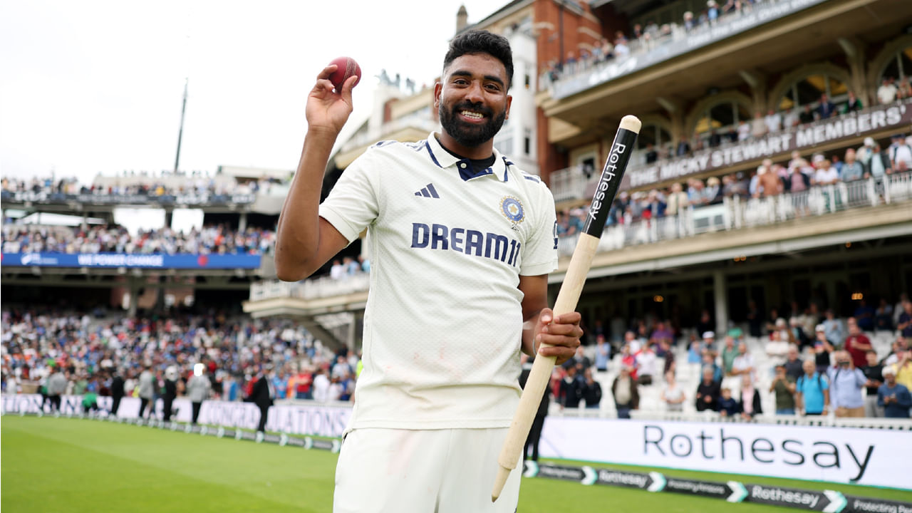 Mohammed Siraj: ఓవల్ టెస్ట్‌లో భారత జట్టు సాధించిన చారిత్రాత్మక 6 పరుగుల విజయంలో మొహమ్మద్ సిరాజ్ హీరోగా నిలిచిన సంగతి తెలిసిందే. ఈ మ్యాచ్‌లో సిరాజ్ మొత్తం 9 వికెట్లు పడగొట్టాడు. అందులో రెండో ఇన్నింగ్స్‌లో 5 వికెట్లు కూడా ఉన్నాయి. అతని ప్రాణాంతక బౌలింగ్ ఇంగ్లాండ్‌ను విజయానికి కేవలం 6 పరుగుల దూరంలో నిలిపివేసి, భారత జట్టుకు చిరస్మరణీయ విజయాన్ని అందించాడు.