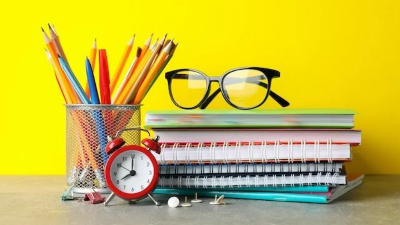 కళకు సంబంధించిన వస్తువులు: జ్యోతిషశాస్త్రం ప్రకారం రంగులు, బ్రష్లు, సంగీత వాయిద్యాలు వంటి కళకు సంబంధించిన వస్తువులను సోమవారం కొనకూడదు. అలాగే నోట్బుక్లు, పుస్తకాలు, పెన్నులు, పెన్సిళ్లు వంటి అధ్యయనానికి సంబంధించిన వస్తువులను కూడా సోమవారం కొనకూడదు.