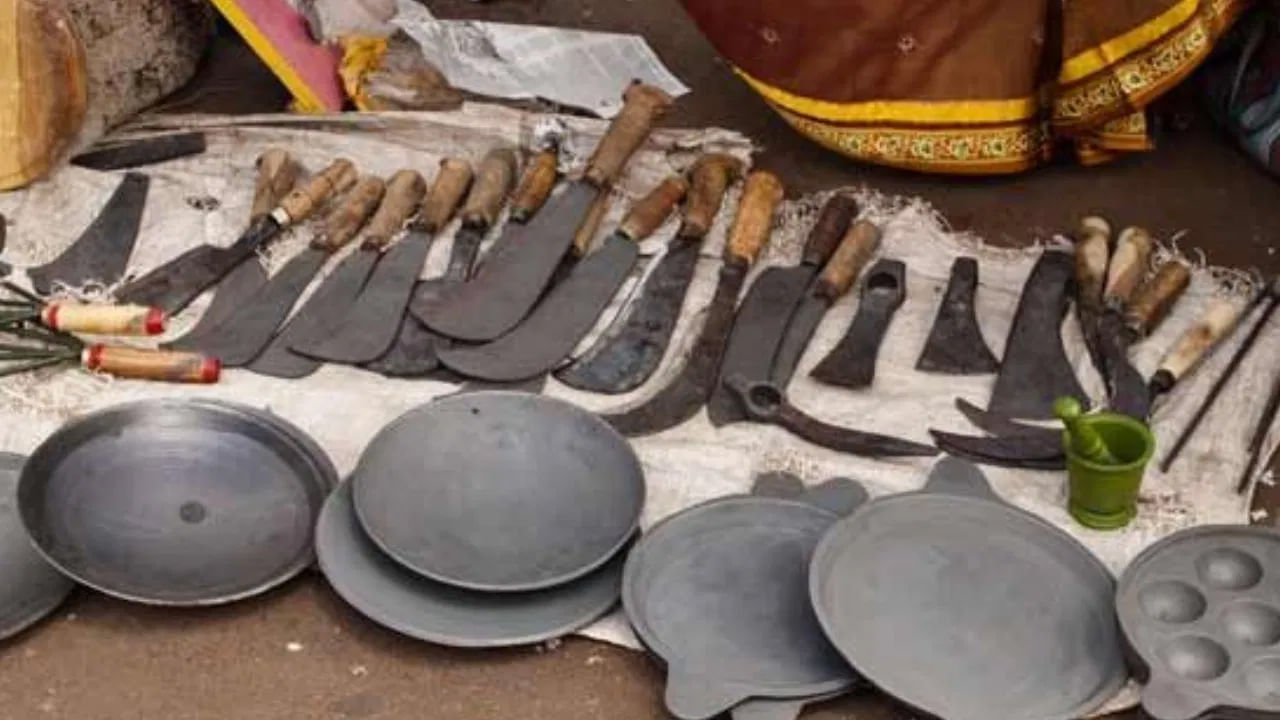 ఇనుము: సోమవారం ఇనుము కొనడం శుభప్రదంగా పరిగణించబడదు. సోమవారం చంద్రుని రోజు. ఇనుము శని గ్రహానికి సంబంధించినది. చంద్రునికి , శనికి మధ్య శత్రు సంబంధం ఉంది. కనుక సోమవారం పొరపాటున కూడా ఇనుము, ఇనుప వస్తువులు కొనుగోలు చేయవద్దు.