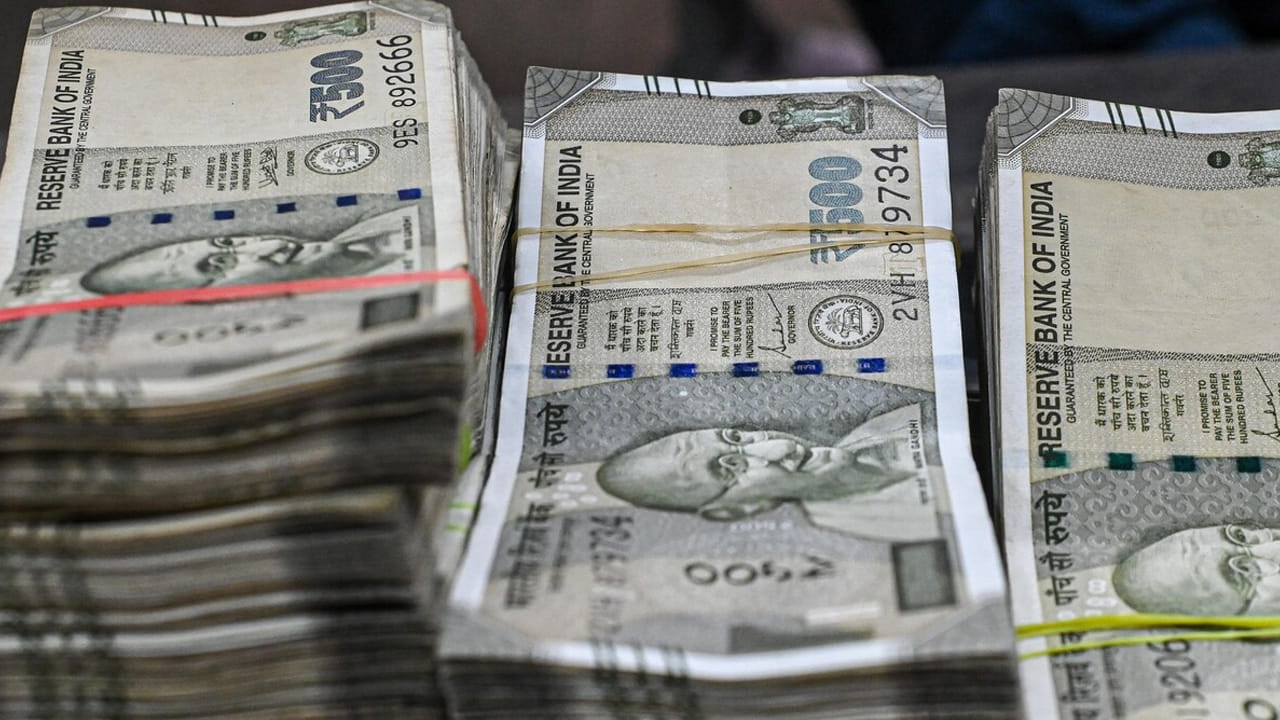 పిల్లల చదువు, ఇంటి కొనుగోలు, రిటైర్మెంట్ ప్లాన్‌ లాంటి కీలక అవసరాల కోసం అందరికీ డబ్బు అవసరం. నెలనెలా వచ్చే జీతంతో ఇంటి ఖర్చులే సరిపోతుంటాయి. ఆ సంపాదనతో లక్షాధికారి అవ్వడం కూడా కష్టమనే ఆలోచనలో చాలా మంది ఉంటారు. కానీ అదే జీతంతో కోటీశ్వరులు అవ్వొచ్చు అంటే నమ్మతారు. కానీ, అది సాధ్యమే. నెలకు రూ 20,000 - రూ 30,000 జీతం ఉన్నప్పుడు, కోటి రూపాయల డ్రీమ్ అసాధ్యంగా అనిపించవచ్చు.