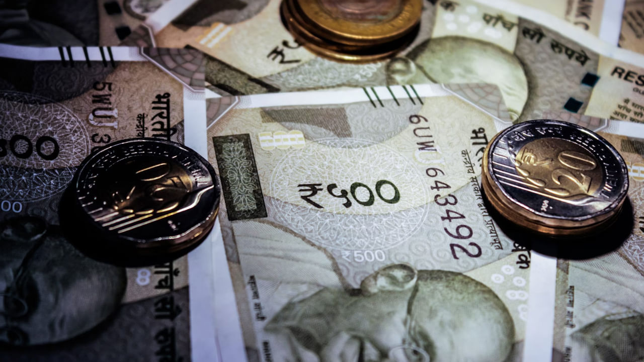 సెప్టెంబర్ 1 నుండి మీ ఇంటి బడ్జెట్‌లు, రోజువారీ ఖర్చులను ప్రభావితం చేసే పలు మార్పులు అమల్లోకి రానున్నాయి. వెండి హాల్‌మార్కింగ్ నుండి SBI కార్డులపై అధిక ఛార్జీలు, LPG ధర సవరణలు, ATM ఉపసంహరణ ఛార్జీలు, స్థిర డిపాజిట్ (FD) వడ్డీ రేట్లలో సాధ్యమయ్యే మార్పుల వరకు అన్నీ వినియోగదారులను నేరుగా ప్రభావితం చేస్తాయి.