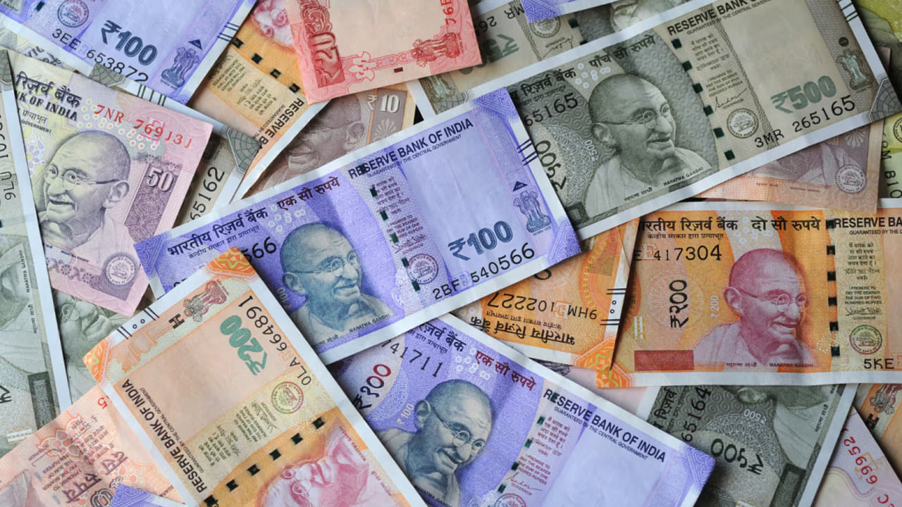 ఈ వ్యాపారాన్ని స్టార్ట్ చేయాలనుకుంటే కచ్చితంగా కావాల్సింది స్థానిక అధికారుల నుంచి ఓ లైసెన్స్. అంతేకాదు పాన్ కార్డు నెంబర్, జీఎస్టీ నెంబర్ లాంటి డీటయిల్స్ కూడా మీరు ఫిల్ చేయాల్సి ఉంటుంది.  అలాగే ఈ వాటర్ ప్లాంట్ ప్రారంభించడానికి మీరు  ఆర్ఓ ఫిల్టర్‌లతో పాటు పలు మిషన్లు కొనాల్సి ఉంటుంది. వీటి కంటే ముందు మీ దగ్గర ఓ 1500 చదరపు గజాలా స్థలం ఉండాలి. మీ ఇంటిలోని ఖాళీ స్థలం ఉన్నా.. దీనిలోని వాటర్ ప్లాంట్ ఏర్పాటు చేయవచ్చు.