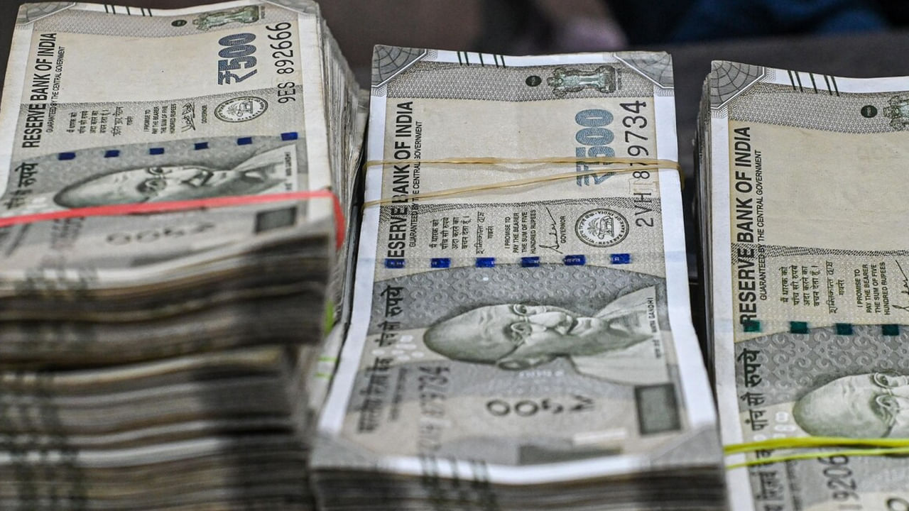 మెడికల్ రంగం ప్రస్తుతం వేగంగా పెరుగుతోంది. ఈ మెడికల్ రంగంలో కాటన్ బిజినెస్.. ది బెస్ట్ వ్యాపారం అని చెప్పొచ్చు. శస్త్రచికిత్సలు, ఫస్ట్ ఎయిడ్ ఇలా.. ఏదైనా కూడా సర్జికల్ కాటన్ అనేది చాలా ఎక్కువగా ఉపయోగిస్తారు. కాబట్టి మార్కెట్‌లో ఉన్న డిమాండ్ అనుగుణంగా ఈ కాటన్ బిజినెస్ ప్రారంభిస్తే భారీగా లాభాలు ఆర్జించవచ్చు. 