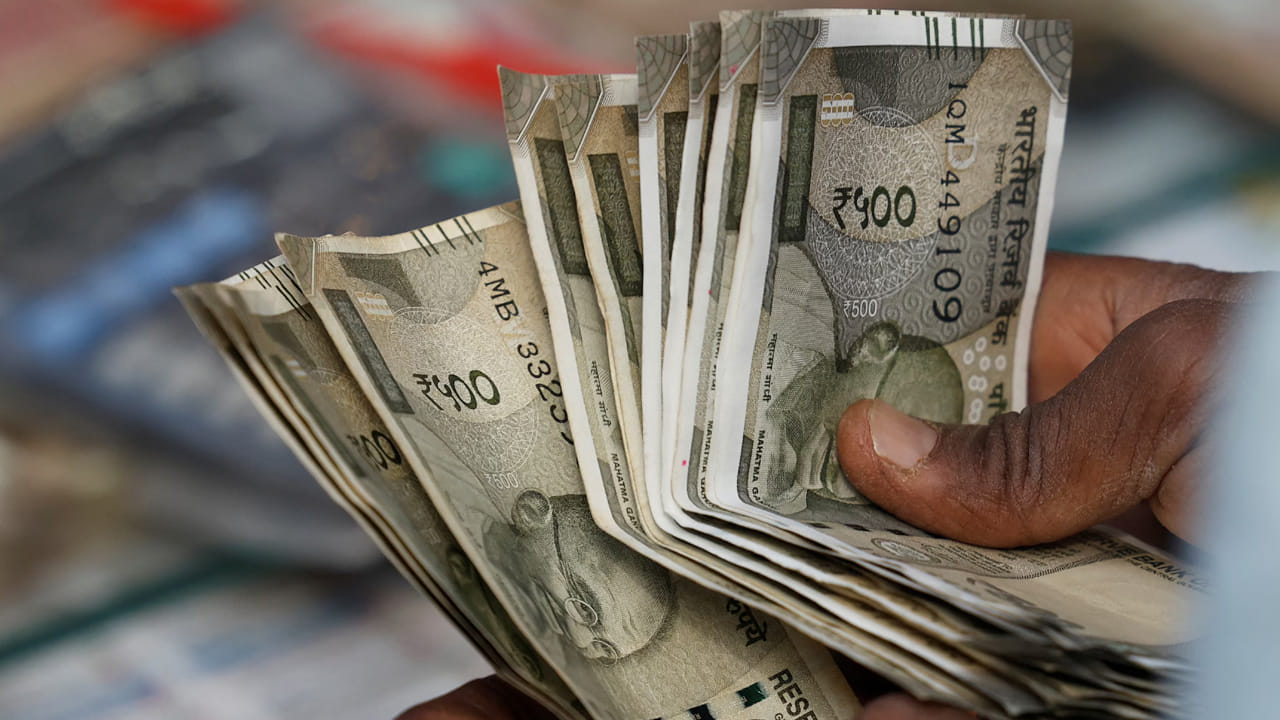 మొదటిగా ఈ కాటన్ తయారీ బిజినెస్‌కు హోల్‌సేల్‌లో పత్తిని కొనుగోలు చేయాల్సి ఉంటుంది. ఆ తర్వాత పత్తిలో కొన్ని కెమెకిల్స్‌ వేసి వాషింగ్ చేసి.. ఆపై దాన్ని శుభ్రం చేసి పట్టిని సర్జికల్ కాటన్‌గా తయారు చేయాలి. దానికంటూ కొన్ని రకాల మిషిన్లు కావాలి. చివరిగా పత్తిని రౌండ్ షేప్‌లో ప్యాకింగ్ చేసి వివిధ రకాల బరువుల్లో విక్రయిస్తారు.