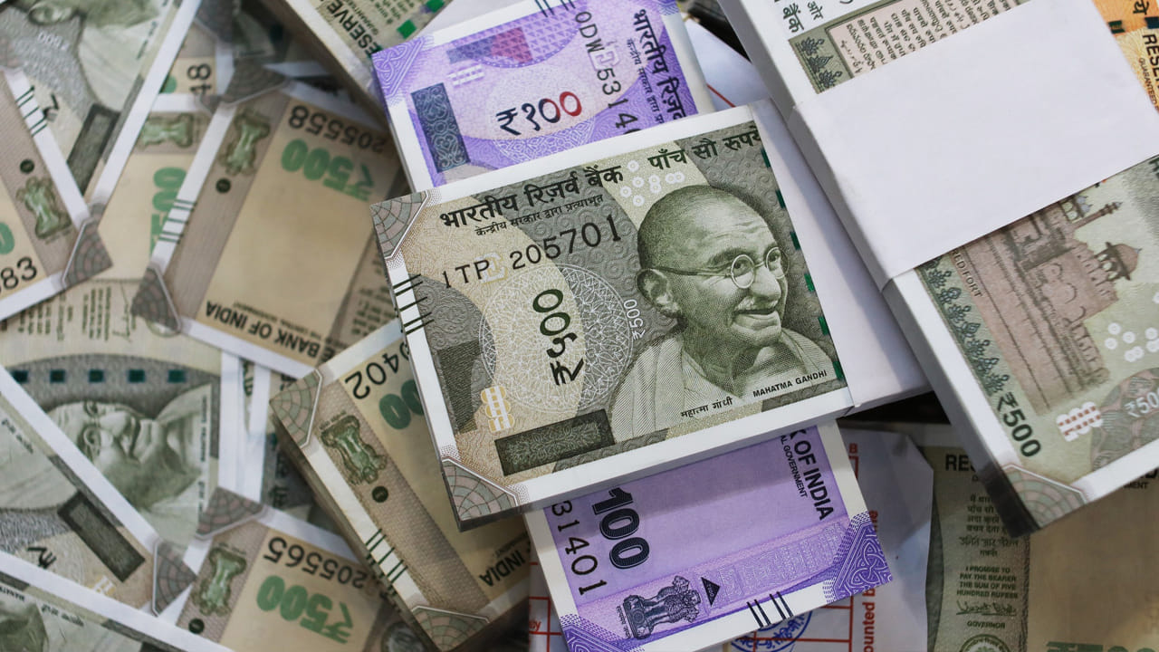 పొదుపు చేయడం ఓ కళ అయితే దాన్ని క్రమంగా పెంచుకోవడం ఓ వ్యూహం. "8-4-3 రూల్" ప్రకారం మొదటి 8 సంవత్సరాల్లో మీరు పెట్టిన డబ్బు స్థిరంగా పెరుగుతుంది. ఇది సాధారణ వృద్ధి దశ. తర్వాతి 4 సంవత్సరాల్లో కాంపౌండ్ ఇంటరెస్ట్ ప్రభావం మొదలవుతుంది అంటే డబ్బు మీద డబ్బు పెరిగే వేగం ఎక్కువవుతుంది. చివరి 3 సంవత్సరాల్లో అసలైన మాయ జరగడం మొదలవుతుంది. 'స్నోబాల్ ఎఫెక్ట్' వల్ల పెట్టుబడి భారీగా పెరుగుతుంది. చిన్న మొత్తాలతో మొదలైన మీరు ఈ 15 సంవత్సరాల తర్వాత కోటి రూపాయల లక్ష్యాన్ని చేరుకోవచ్చు. ఉదాహరణకు.. మీరు నెలకు రూ.21,250 వేస్తే 12 శాతం వడ్డీరేటుతో 8 సంవత్సరాల్లో పెట్టుబడి రూ.34.3 లక్షలవుతుంది. 