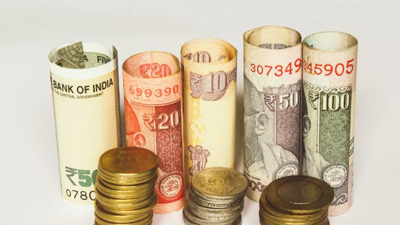  సుమారు 10 కిలోల బంగాళదుంప చిప్స్ అమ్మితే.. దాదాపుగా రూ. వెయ్యి నుంచి రూ. 2 వేల వరకు సంపాదించవచ్చు. అలాగే మనం స్థానికంగా కుదుర్చుకునే షాప్‌ల సంఖ్య బట్టి.. ఎంతకాదనుకున్నా రోజుకు మూడు నుంచి నాలుగు వేల వరకు సంపాదన వస్తుంది. 