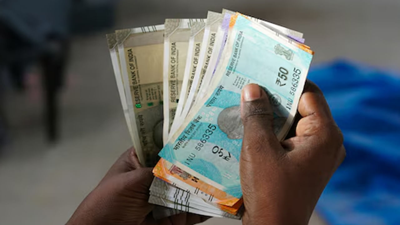 లక్షాధికారి కావడానికి ఎన్నో డబ్బులు పెట్టుబడి పెట్టి వ్యాపారం చేయాలని చాలా మంది అనుకుంటారు. కానీ, నెలకు కేవలం రూ.5000 పెట్టుబడి పెడితే చాలు ఎవరైనా లక్షాధి​కారి అవ్వొచ్చు.దీని కోసం మీకు పెట్టుబడిలో క్రమశిక్షణ, ఓర్పు, సరైన వ్యూహం అవసరం. ఎందుకంటే SIP (సిస్టమాటిక్ ఇన్వెస్ట్‌మెంట్ ప్లాన్) ద్వారా మ్యూచువల్ ఫండ్లలో పెట్టుబడి పెట్టడం వలన కాలక్రమేణా మీరు లక్షాధికారిగా మారగల పెద్ద నిధిని సృష్టించవచ్చు. 