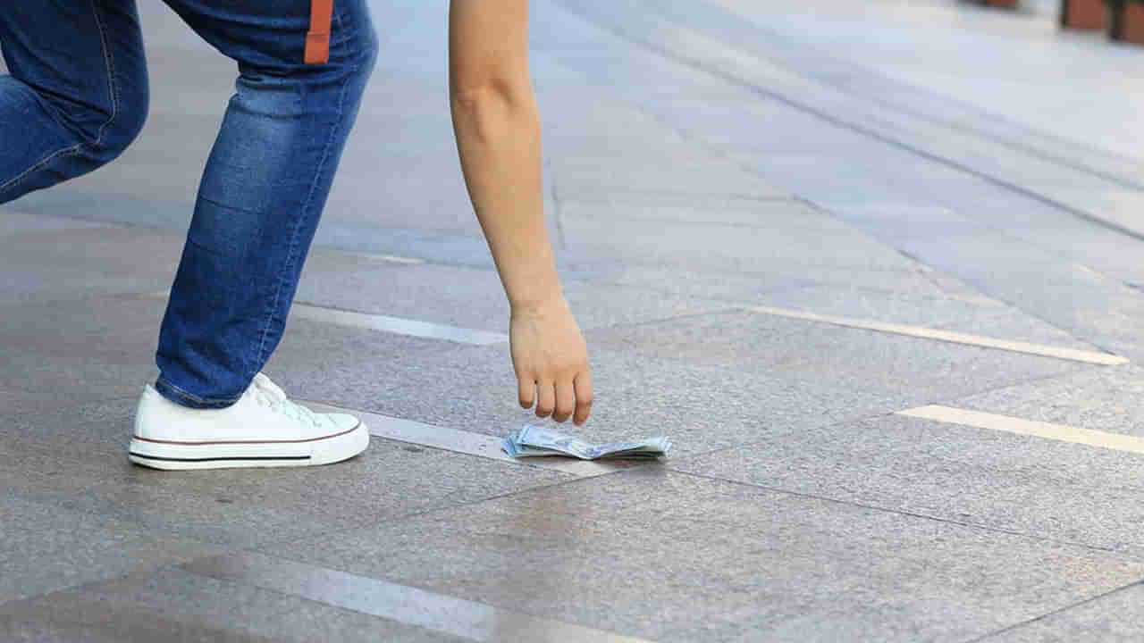 Money: రోడ్డు మీద డబ్బులు దొరికితే తీసుకోవచ్చా లేదా..? అలా చేస్తే ఏమౌతుందంటే..