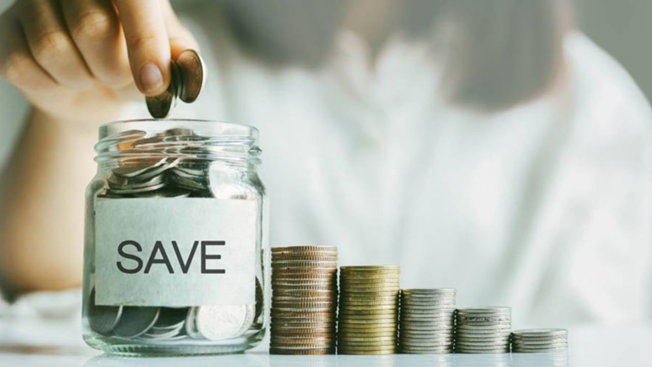 10-30-50 ఫార్ములా.. గుప్తా పుస్తకం 10-30-50 నియమాన్ని పరిచయం చేసింది. ఇది జీవితాంతం సంపదను నిర్మించుకోవడానికి దశలవారీ పనిచేస్తోంది. ఈ వ్యవస్థ మీ ఇరవైలలో 10 శాతం ఆదాయం, మీ ముప్పై, నలభైలలో 30 శాతం, నలభై ఏళ్ల తర్వాత 50 శాతం ఆదా చేయాలని సిఫార్సు చేస్తుంది.