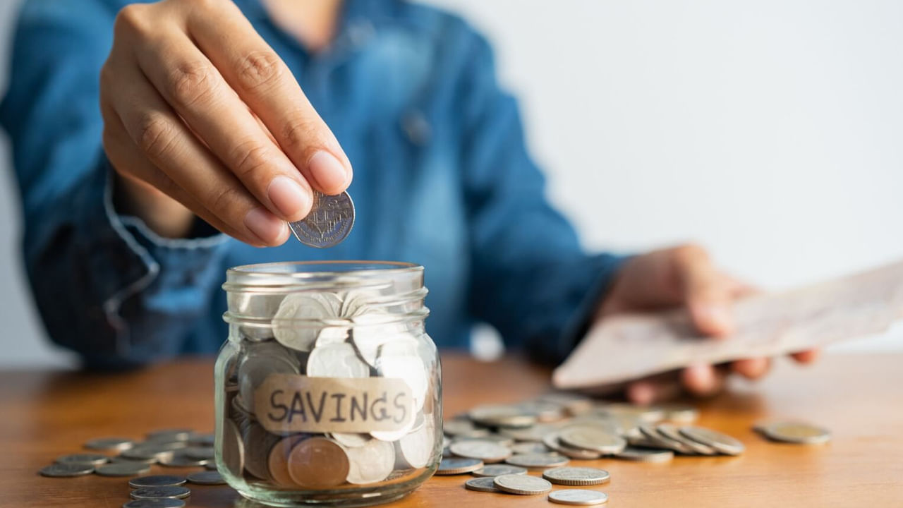 రెండో దశ (30 నుంచి 40 ఏళ్ల వయసు మధ్యలో.. మీ ముప్పైలు–నలభైల మధ్య, మీ సంపాద బాగా ఉంటుంది. ఈ సమయంలో మీ ఆదాయంలో కనీసం 30 శాతం ఆదా చేయడం ప్రారంభించాలని గుప్తా చెప్పారు. ప్రమోషన్లు, కెరీర్ వృద్ధి, వ్యాపార విస్తరణను పొదుపును పెంచే అవకాశాలుగా పేర్కొన్నారు. 