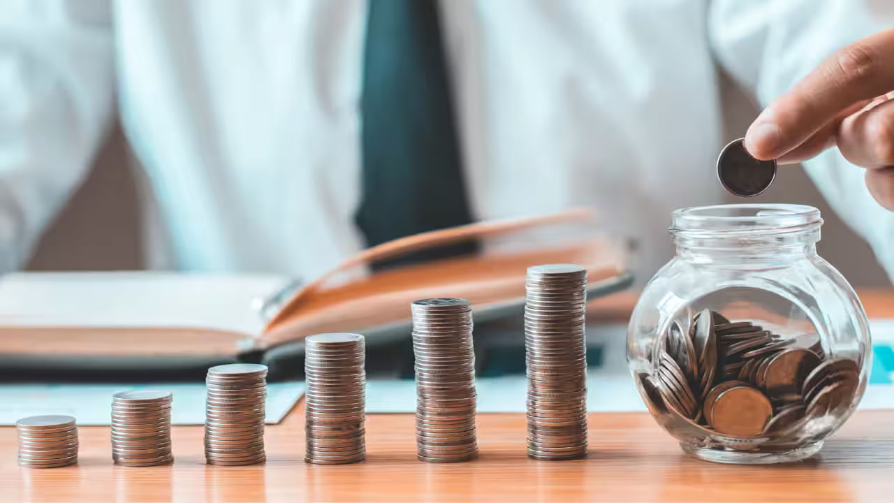 మూడో దశ (40+).. మీకు 40 ఏళ్లు దాటిన తర్వాత మీరు మీ గరిష్ట సామర్థ్యంతో సంపాదిస్తారు. ఈ దశలో మీ ఆదాయంలో కనీసం 50 శాతం ఆదా చేయడానికి ప్రయత్నించాలని అని గుప్తా జతచేస్తూ పిల్లల విద్య, పదవీ విరమణ ప్రణాళిక వంటి ఖర్చులను గమనిస్తున్నారు. 