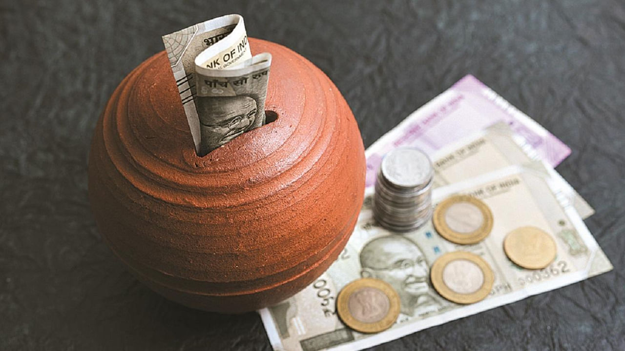 చాలా మంది డబ్బు సంపాదిస్తుంటారు కానీ.. దాన్ని పొదుపు చేయడంలో విఫలం అవుతుంటారు. ఎడెల్వీస్ మ్యూచువల్ ఫండ్ MD, CEO అయిన రాధిక గుప్తా తన కొత్త పుస్తకం 'మ్యాంగో మిలియనీర్'లో పొదుపు కోసం ఒక అద్భుతమైన ఫార్ములాను పరిచయం చేశారు. ఆమె పొదుపును క్రికెట్ నెట్ ప్రాక్టీస్‌తో పోల్చారు. పొదుపు చేసేటప్పుడు మీరు ప్రారంభంలో నిర్మించే క్రమశిక్షణ తరువాత విజయవంతమైన పెట్టుబడికి వేదికను నిర్దేశిస్తుందని అన్నారు. ఏ క్రికెటర్‌ కూడా నెట్ ప్రాక్టీస్ లేకుండా మ్యాచ్‌లోకి అడుగుపెట్టడడు. ముందుగా పొదుపు కళను నేర్చుకోవకుండా ఏ పెట్టుబడిదారుడూ విజయం సాధించాలని ఆశించలేడు. పొదుపు క్రమశిక్షణకు శిక్షణ ఇస్తుంది, పెట్టుబడి పెట్టడం అనేది గోల్స్ సాధించే, సంపదను నిర్మించే నిజమైన ఆటగా మారుతుంది అని గుప్తా వివరించారు.