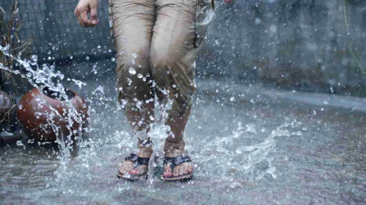 వర్షాకాలంలో బెస్ట్ చెప్పులు ఇవే..! పడిపోకుండా ఉండాలంటే ఈ బూట్లు ట్రై చేయండి..!