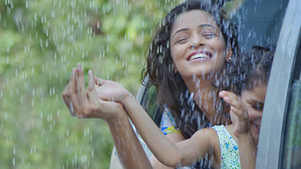 రోగనిరోధక శక్తి బలోపేతం:
జామ, బొప్పాయి, బేరి, నిమ్మకాయ వంటి విటమిన్ సి అధికంగా ఉండే కాలానుగుణ పండ్లను మీ ఆహారంలో చేర్చుకోండి. ఇవి రోగనిరోధక శక్తిని పెంచుతాయి. అల్లం, పసుపు, తులసి వంటి వాటితో చేసిన టీ తాగడం కూడా ఈ సీజన్లో ఆరోగ్యానికి చాలా మంచిది.