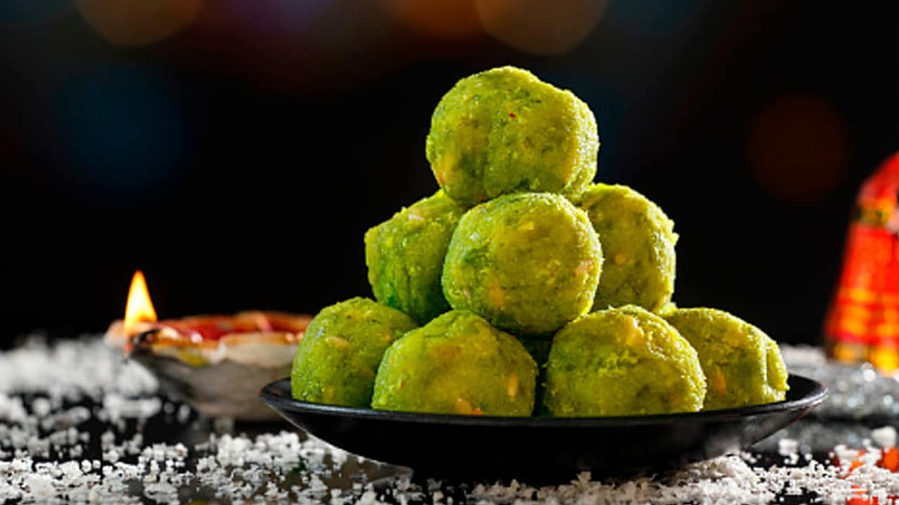 5 నిమిషాల తర్వాత, ఆ మిశ్రమాన్నంత ఒక పెద్ద గిన్నెలోకి తీసుకొని చల్లార్చండి. అది కొద్దిగా చల్లబడిన తర్వాత, దానికి కొంచెం ఖర్జూర పేస్ట్, కొంచెం బెల్లం పేస్ట్, డ్రై ఫ్రూట్స్, ఏలకుల పొడి వేసి బాగా కలపండి.