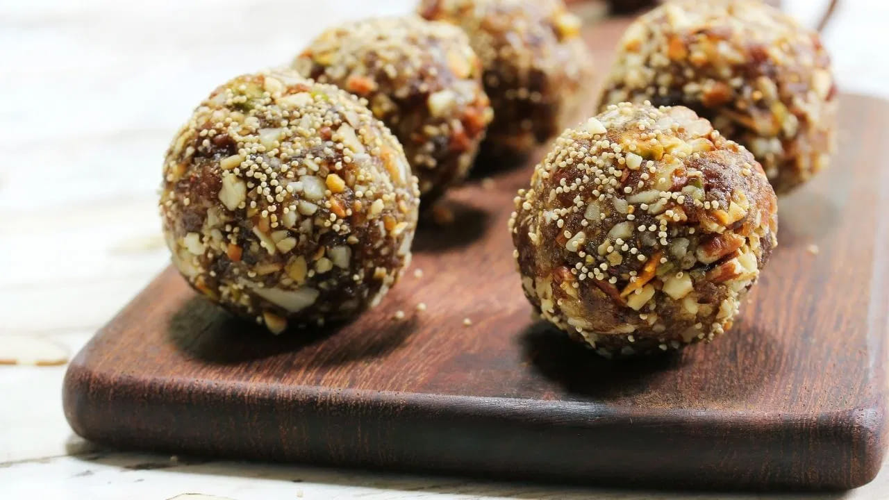 ఇంట్లో రుచికరమైన, ఆరోగ్యకరమైన మోరింగ లడ్డు తయారు చేయడానికి, 1 కప్పు మోరింగ పొడి, 1/2 కప్పు కాల్చిన శనగ పిండి లేదా పిండి, 1/2 కప్పు నెయ్యి, 1 కప్పు ఖర్జూరం, 1/4 కప్పు బాదం, జీడిపప్పు, పిస్తా వంటి తరిగిన డ్రై ఫ్రూట్స్ మరియు 1/2 టీస్పూన్ ఏలకుల పొడి తీసుకోండి. ఆ తర్వాత ఒక పాన్ లో కొంచెం నెయ్యి తీసుకొని దానిని కొద్దిగా వేడి చేయండి.