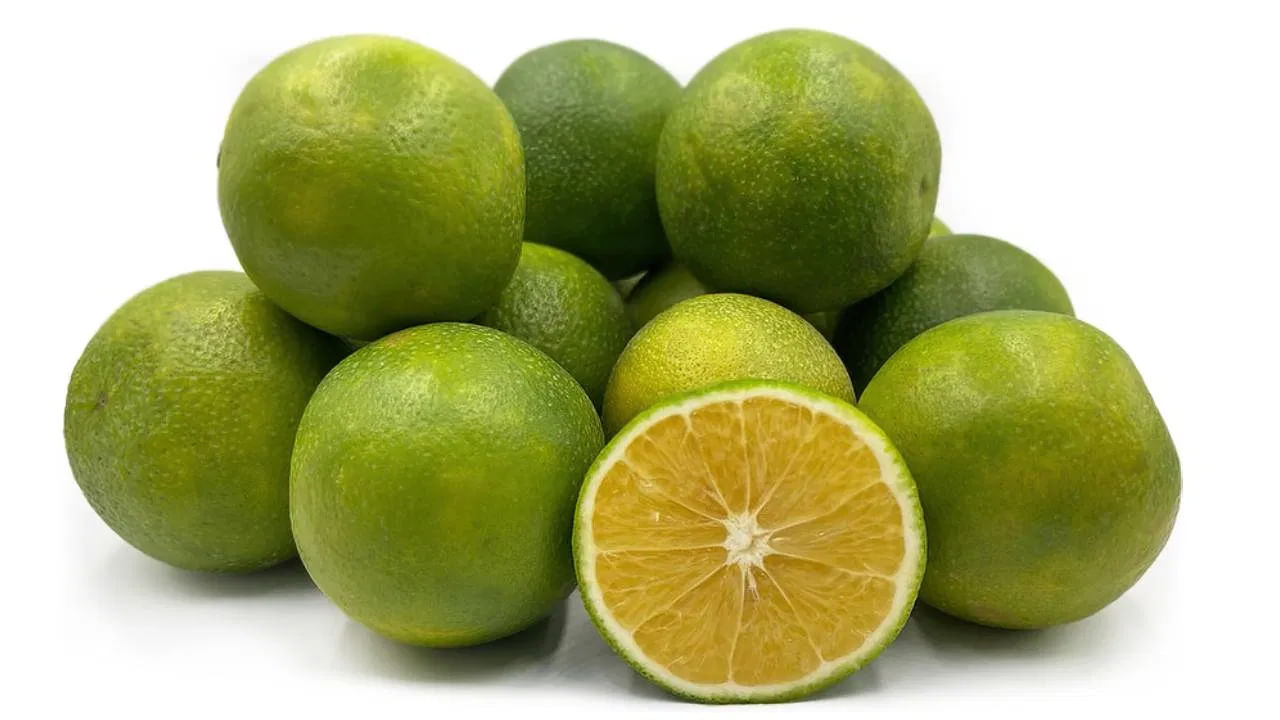 మొసంబి రసంలోని విటమిన్ సి, యాంటీఆక్సిడెంట్లు వృద్ధాప్య సంకేతాలను తగ్గించడంతో పాటు కొల్లాజెన్ ఉత్పత్తిని పెంచుతుంది. చర్మ నష్టాన్ని నివారించడం ద్వారా చర్మ ఆరోగ్యాన్ని కాపాడడంలో సహాయపడతాయి. మోసంబి రసంలో ఉండే పొటాషియం రక్తపోటును నియంత్రించడంలో సహాయపడుతుంది.