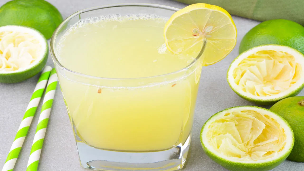 మోసాంబి పండ్ల రసాన్ని క్రమం తప్పకుండా తీసుకోవడం వల్ల అజీర్ణం, ప్రేగు కదలికలు, మలబద్ధకం వంటి సమస్యలను తగ్గించడంలో సహాయపడుతుంది. దీనిలో జీర్ణ రసాలు, ఆమ్లాలు, పిత్త స్రావాన్ని పెంచడం ద్వారా జీర్ణవ్యవస్థను ఉత్తేజపరిచే ఫ్లేవనాయిడ్లు అధికంగా ఉంటాయి. అందువల్ల అజీర్ణం, క్రమరహిత ప్రేగు కదలికలు, ఇతర జీర్ణశయాంతర సమస్యలతో బాధపడేవారికి మోసంబి రసం తరచుగా తాగడం మంచింది. 