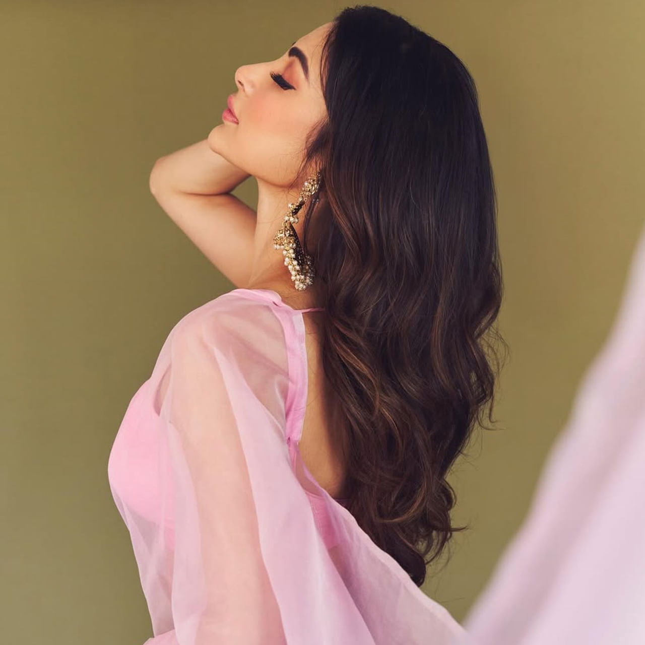 నటనపై ఆసక్తితో సినీరంగంలోకి అడుగుపెట్టింది. మొదట్లో సీరియల్స్ లో చిన్న చిన్న పాత్రలు పోషించింది. ఆ తర్వాత సోషల్ మీడియాలో విపరీతమైన క్రేజ్ సొంతం చేసుకుంది. ఇప్పుడు స్టార్ హీరోల సినిమాల్లో స్పెషల్ పాటలతో రచ్చ చేస్తుంది. ఇంతకీ ఈ అమ్మడు ఎవరో గుర్తుపట్టారా.?