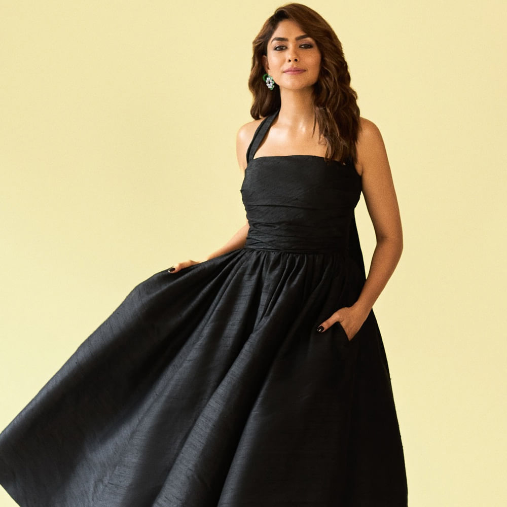 ఏడాదికి రెండు, మూడు సినిమాల రిలీజులున్నాయి. వాటి షూటింగులు, ప్రమోషన్లు, డబ్బింగ్‌లూ అంటూ చాలా బిజీగా ఉన్నాను. అందుకే పెళ్లి ఇమీడియేట్‌గా చేసుకోవాలని అనుకోవడం లేదని స్టేట్‌మెంట్‌ ఇచ్చేశారు. 