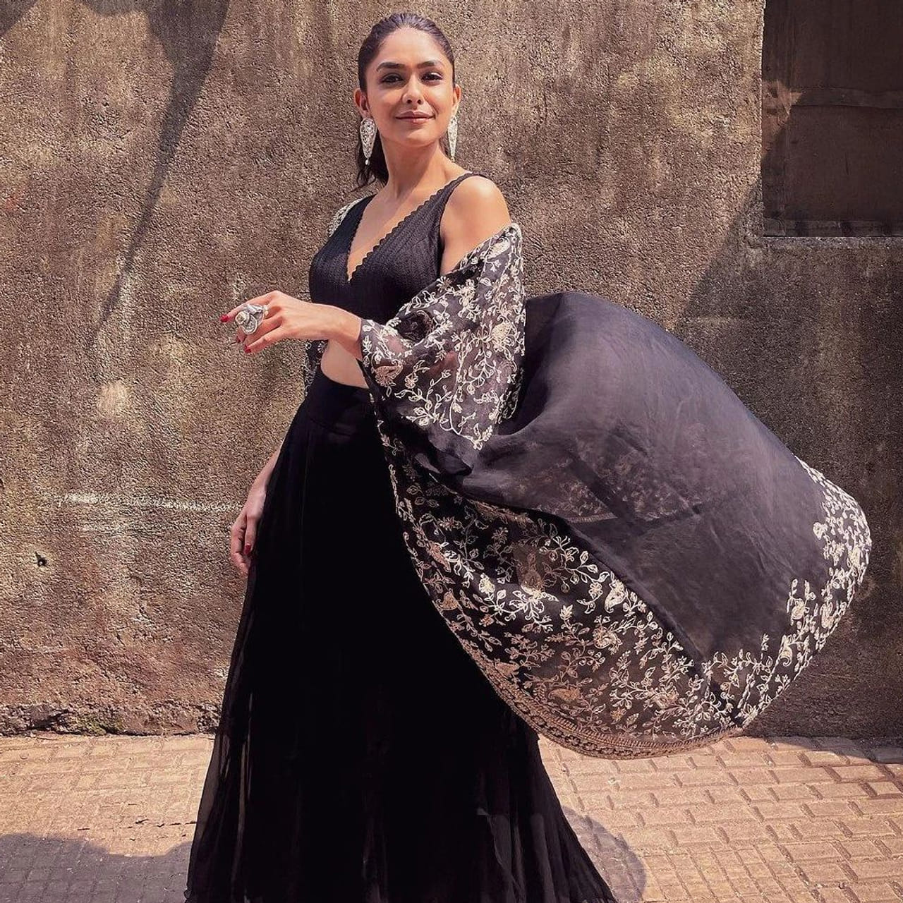 అప్పుడెప్పుడో నా 19 ఏళ్లప్పుడు చెప్పిన విషయం... ఇంత గాయపరుస్తుందని అనుకోలేదని అంటున్నారు మృణాల్‌.  ఇంటర్వ్యూలో సరదాగా మృణాల్‌ అన్న మాటలు రీసెంట్‌గా దుమారం రేపాయి. 