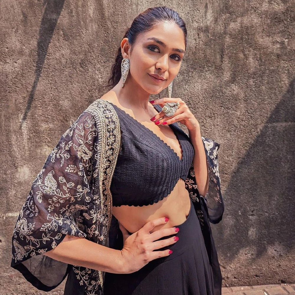 బిపాసాను ఉద్దేశించి మృణాల్‌ చేసిన వ్యాఖ్యలు బాడీ షేమింగ్‌గా ఉన్నాయంటూ నెటిజన్లు విరుచుకుపడ్డారు. మృణాల్‌ మాటలకు హర్ట్ అయిన బిపాసా కూడా ఇన్‌ డైరక్ట్ గా రియాక్ట్ అయ్యారు. 