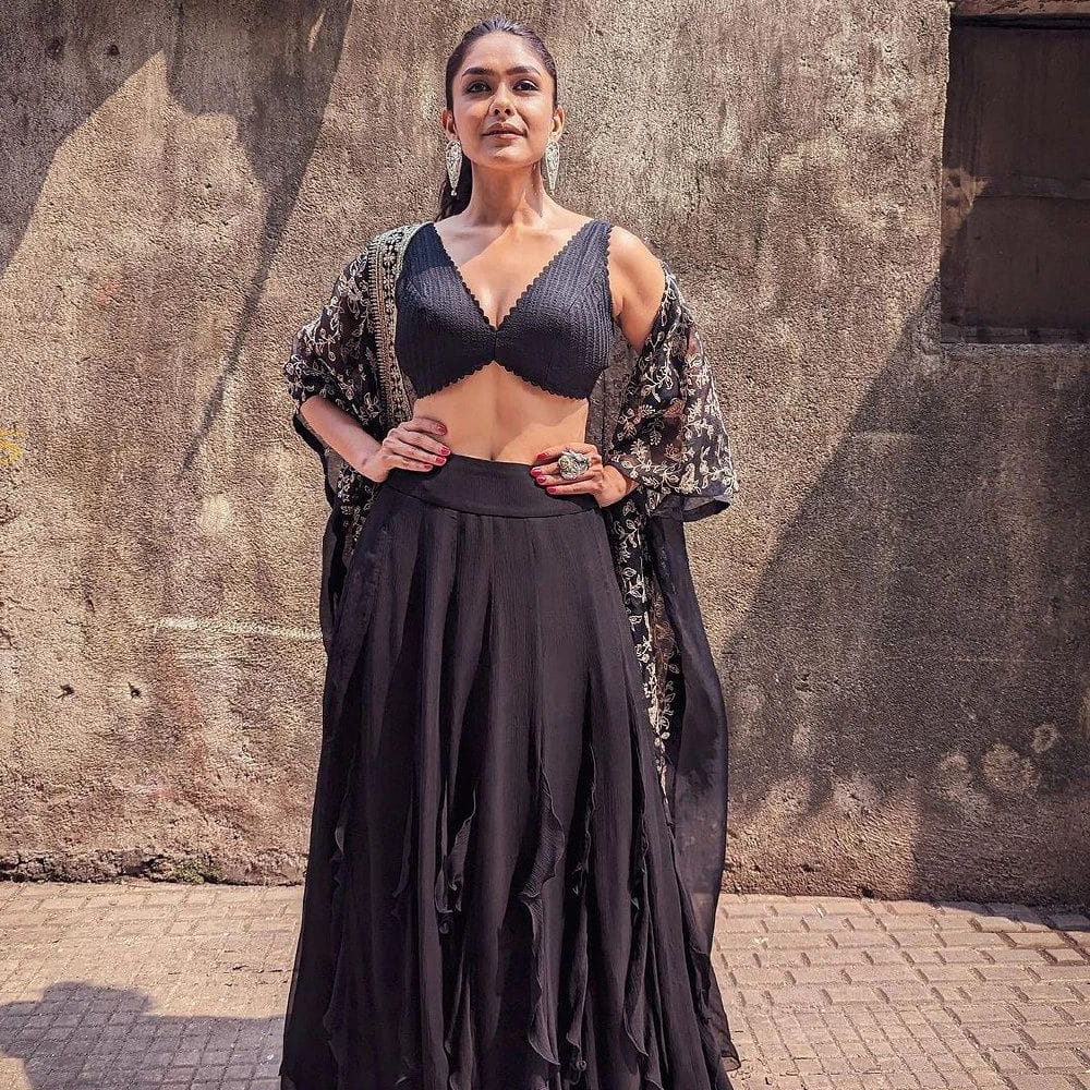 చాలా దూరం వచ్చింది.. మనసుల్ని గాయం చేసింది. అందుకు డీప్లీ సారీ.. అంటూ మృణాల్‌ పోస్ట్ చేశారు. మెచ్యూరిటీ అంటే ఇదేనని మెచ్చుకుంటున్నారు ఫ్యాన్స్. 