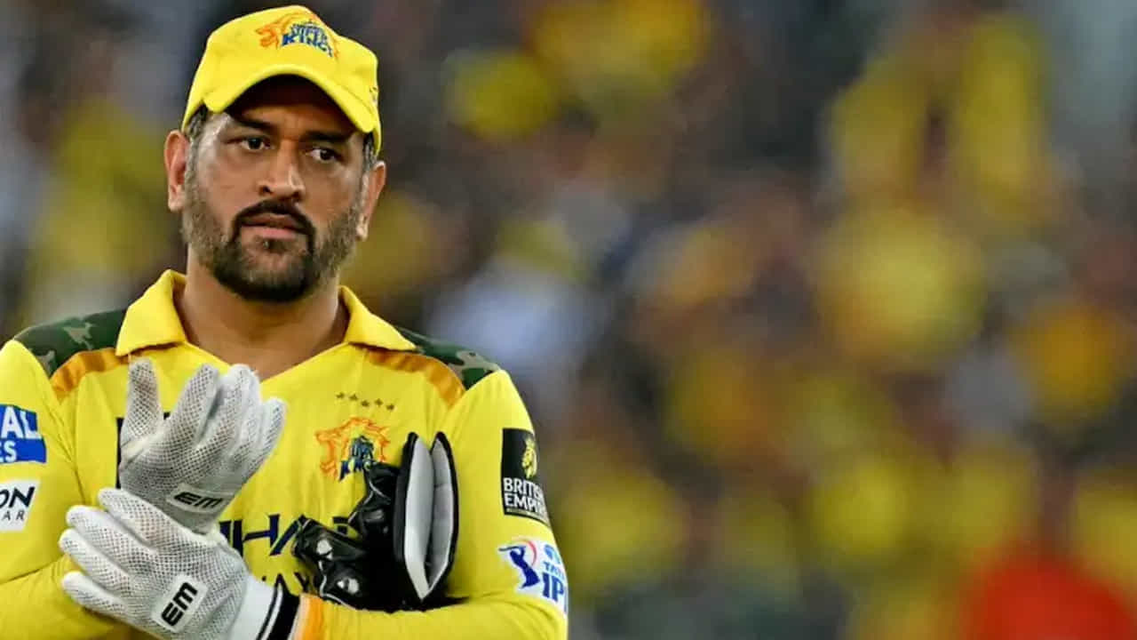 ధోని రిటైర్మెంట్ ఎప్పుడు అనేది ఎవరికీ తెలియదు. కానీ ఒక విషయం మాత్రం స్పష్టం. ధోని ఐపీఎల్లో ఉన్నంత వరకు, క్రికెట్ అభిమానులకు అది ఒక పండుగ. అతను ఆటగాడిగా కొనసాగుతాడా లేదా అనేది భవిష్యత్తు చెప్పాలి. కానీ ధోని లాంటి ఒక గొప్ప క్రీడాకారుడి కెరీర్ ముగిసే క్షణం కోసం క్రికెట్ ప్రపంచం ఆతృతగా ఎదురుచూస్తోంది. తన కెప్టెన్సీ, కూల్ టెంపర్మెంట్, వ్యూహాత్మక ఆలోచనలతో ధోని క్రికెట్ చరిత్రలో ఒక ప్రత్యేక స్థానాన్ని పొందాడు. అతని రిటైర్మెంట్ ఒక శకం ముగిసినట్లుగానే భావిస్తారు. అయితే, ఎప్పుడూ నవ్వుతూ, ప్రశాంతంగా ఉండే ధోని మరోసారి తన అభిమానులను సస్పెన్స్లో ఉంచాడు.