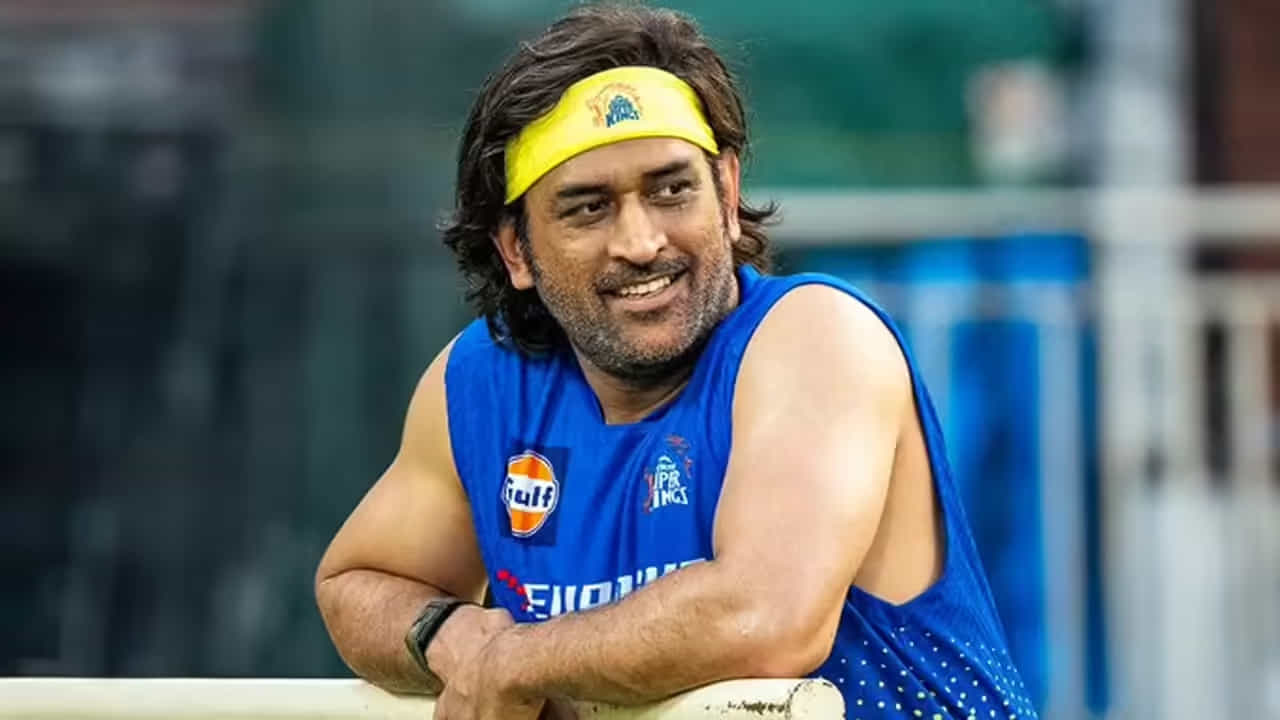 క్రికెట్ ప్రపంచంలో ఒక పేరు, ఒక శకం, ఒక భావోద్వేగం - మహేంద్ర సింగ్ ధోని. అంతర్జాతీయ క్రికెట్కు వీడ్కోలు పలికిన తర్వాత కూడా ఇండియన్ ప్రీమియర్ లీగ్ (ఐపీఎల్)లో చెన్నై సూపర్ కింగ్స్ (CSK) తరపున కొనసాగుతున్న ధోని, ఎప్పుడూ అభిమానుల దృష్టిని ఆకర్షిస్తూనే ఉంటాడు. "తలా" అని ప్రేమగా పిలుచుకునే ధోని రిటైర్మెంట్ గురించి ప్రతి సంవత్సరం చర్చ జరుగుతూనే ఉంటుంది.