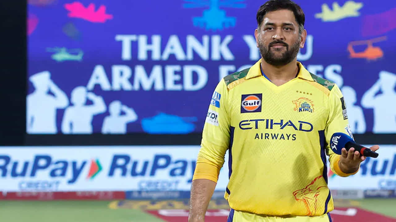 IPL 2026లో కూడా మీరు ఆడాలి సార్.. అని ఓ అభిమాని అడిగిన ప్రశ్నకు, "అరే, ఘుట్నే మే జో దర్ద్ హోతా హై ఉస్కా టేక్ కేర్ కౌన్ కరేగా?" (అరే, మోకాలి నొప్పుల సంగతి ఎవరు చూసుకుంటారు?) అని ధోనీ నవ్వుతూ సమాధానమిచ్చారు. ఈ సమాధానం విన్న అభిమానులు నవ్వుకున్నారు. కానీ ధోనీ చెప్పిన మాటల్లో నిజం ఉంది. IPL 2023 తర్వాత ధోనీ తన మోకాలికి శస్త్రచికిత్స చేయించుకున్నారు. ఆ తర్వాత కూడా ఆయన మోకాలి నొప్పిని భరిస్తూనే ఆడిన సంగతి తెలిసిందే.