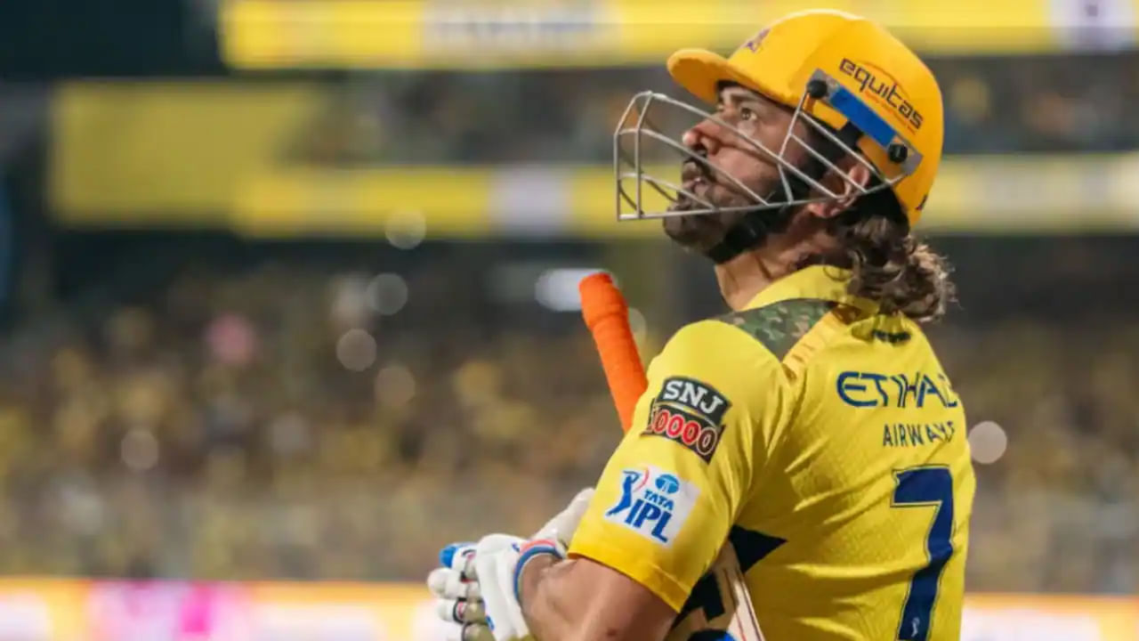 ధోనీ ఈ మధ్యకాలంలో బ్యాటింగ్ ఆర్డర్లో దిగువకు రావడం, వికెట్ల మధ్య పరుగుల విషయంలో వేగం తగ్గడం ఆయన మోకాలి సమస్యలకు సూచనలుగా కనిపిస్తున్నాయి. అయితే, ఆయన నాయకత్వం, వికెట్ కీపింగ్ నైపుణ్యాలు ఇప్పటికీ చెన్నై సూపర్ కింగ్స్ (CSK) కు ఎంతో విలువైనవి.