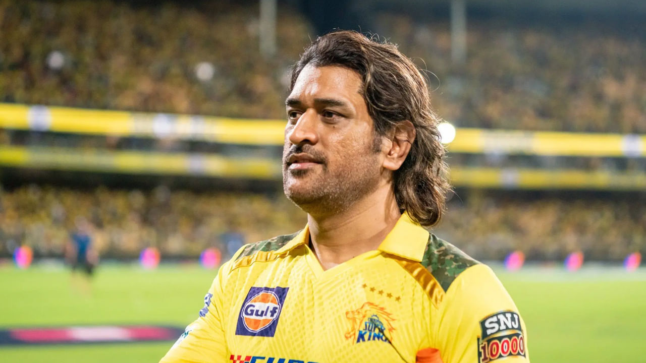 క్రికెట్ అభిమానుల గుండెల్లో చెరిగిపోని ముద్ర వేసిన మహేంద్ర సింగ్ ధోనీ, తన ఆటతీరుతోనే కాదు, తన మాటలతో కూడా అభిమానులను ఆకట్టుకుంటూ ఉంటారు. తన ప్రణాళికల గురించి ఎప్పుడూ సూటిగా చెప్పని ధోనీ, ఐపీఎల్ 2026లో ఆడుతారా లేదా అనే ప్రశ్నపై తనదైన శైలిలో ఇచ్చిన సమాధానం ఇప్పుడు సోషల్ మీడియాలో వైరల్ అవుతోంది.